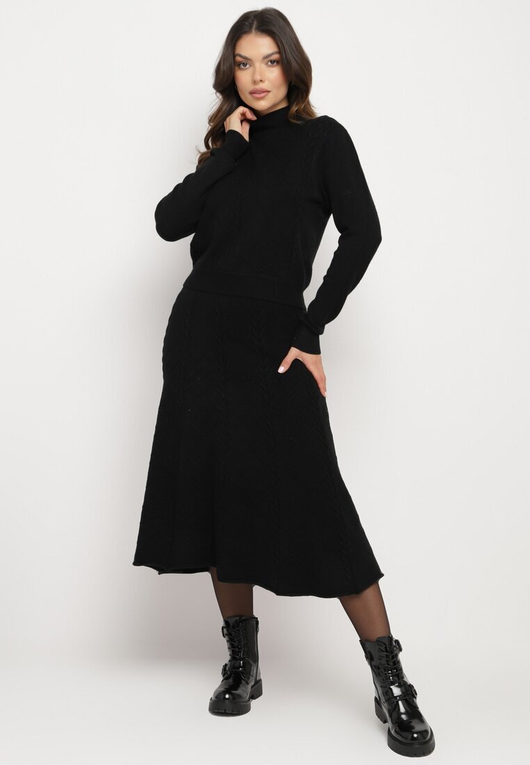  Set Negru din Tricot Texturat Pulover cu Guler Semi-Înalt și Fustă Evazată Evaleria