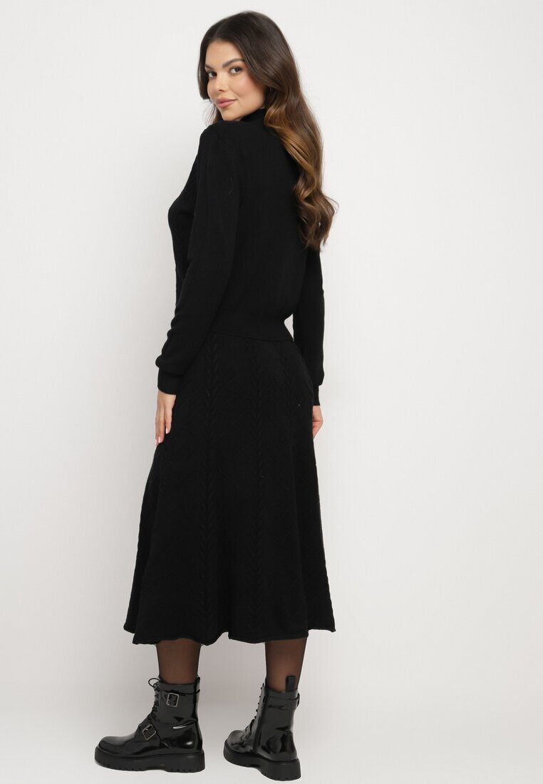  Set Negru din Tricot Texturat Pulover cu Guler Semi-Înalt și Fustă Evazată Evaleria