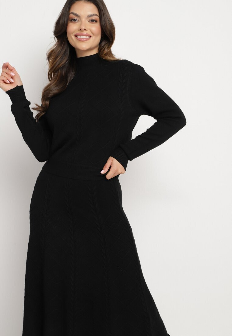  Set Negru din Tricot Texturat Pulover cu Guler Semi-Înalt și Fustă Evazată Evaleria