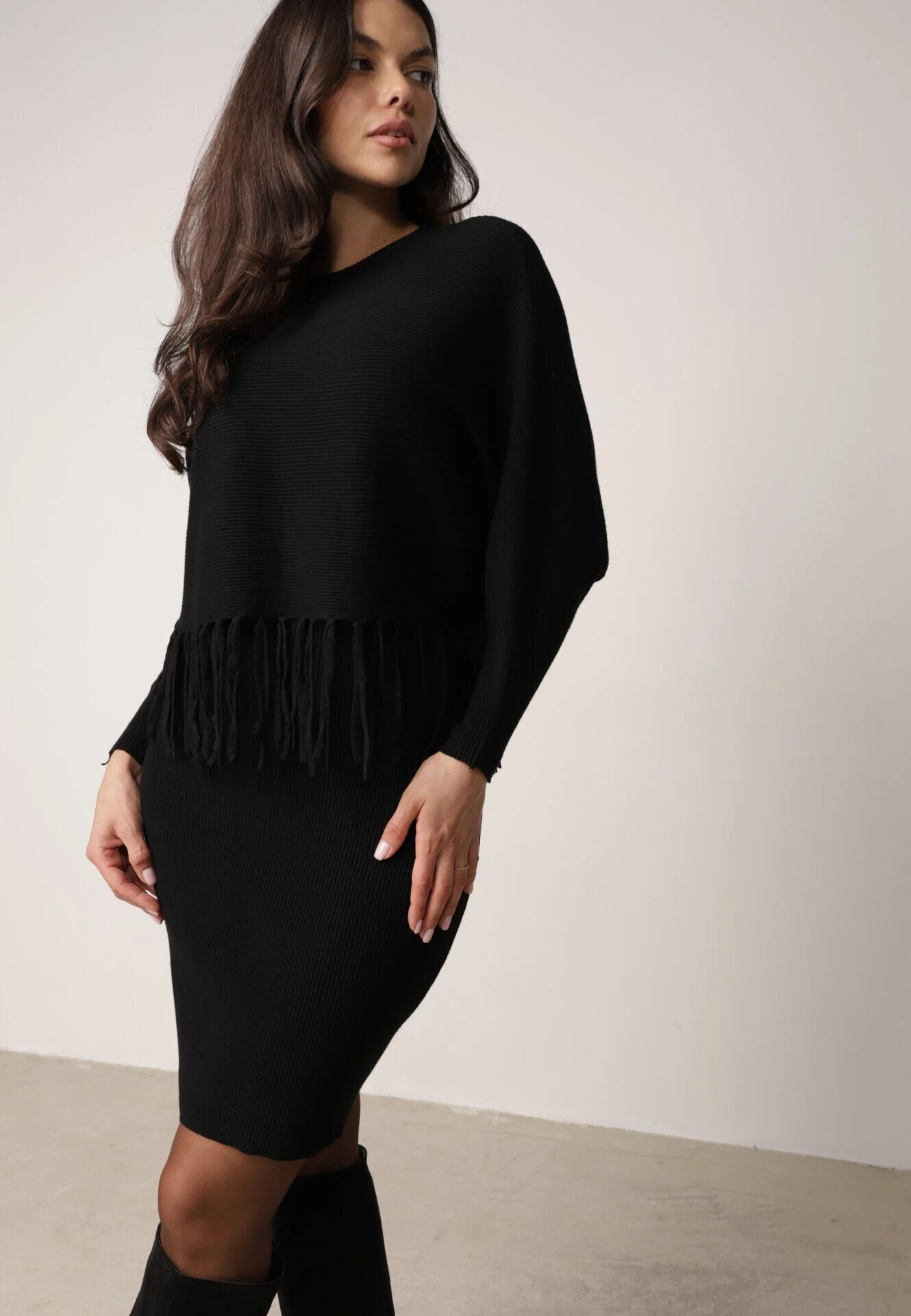  Set Reiat Negru din Viscoză cu Rochie Mulată și Bluză cu Franjuri Vaithara