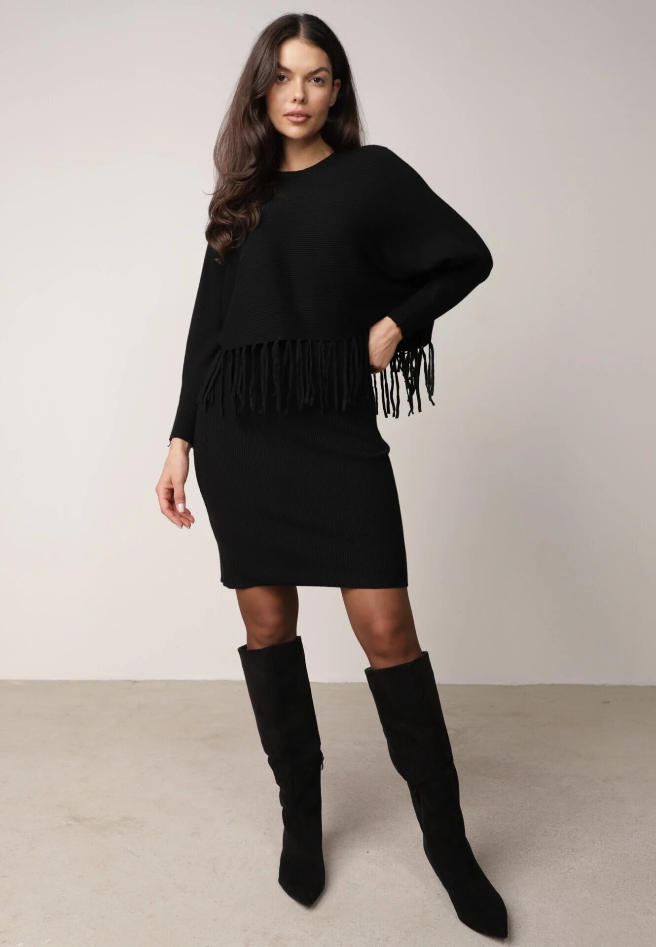  Set Reiat Negru din Viscoză cu Rochie Mulată și Bluză cu Franjuri Vaithara