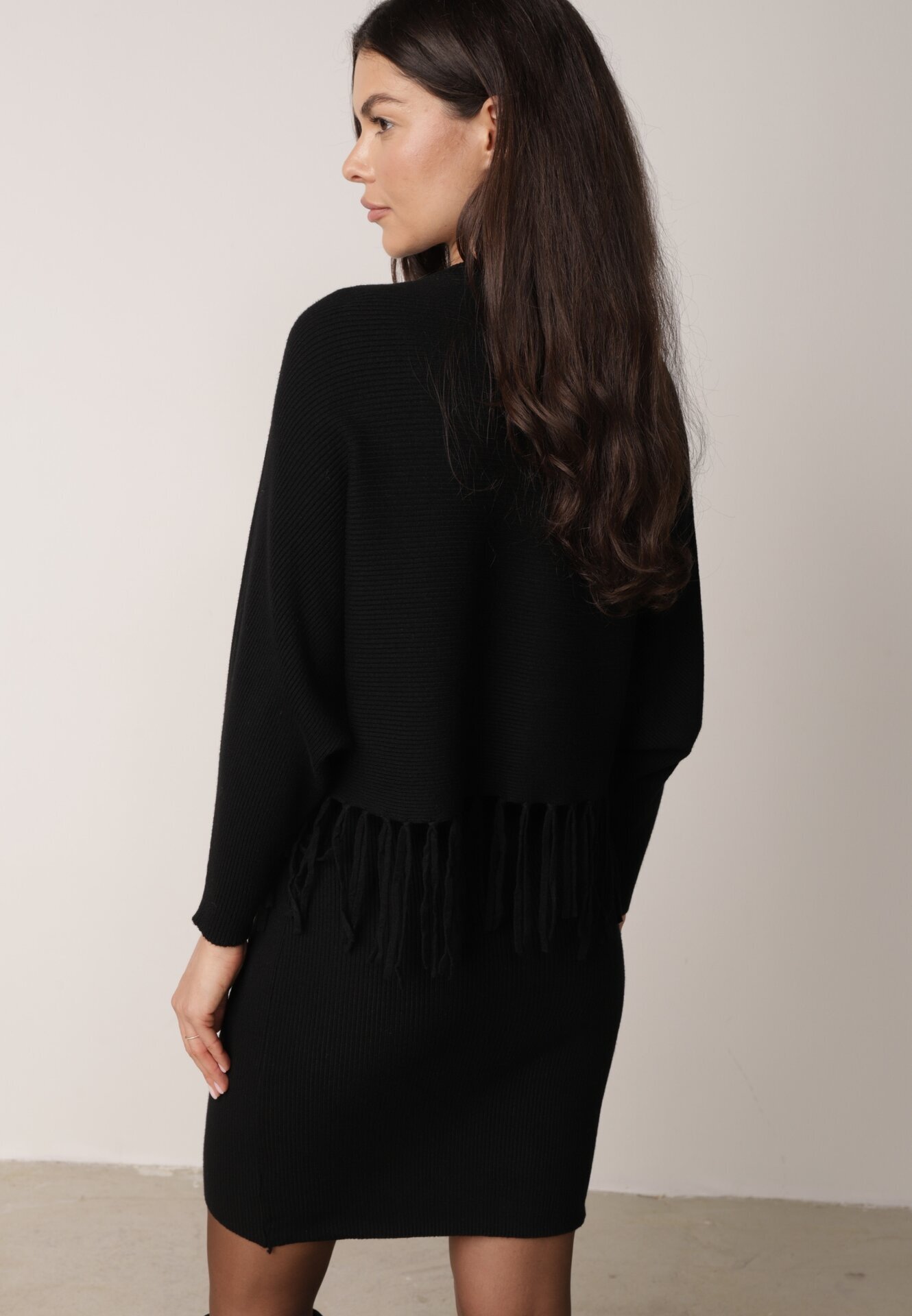  Set Reiat Negru din Viscoză cu Rochie Mulată și Bluză cu Franjuri Vaithara
