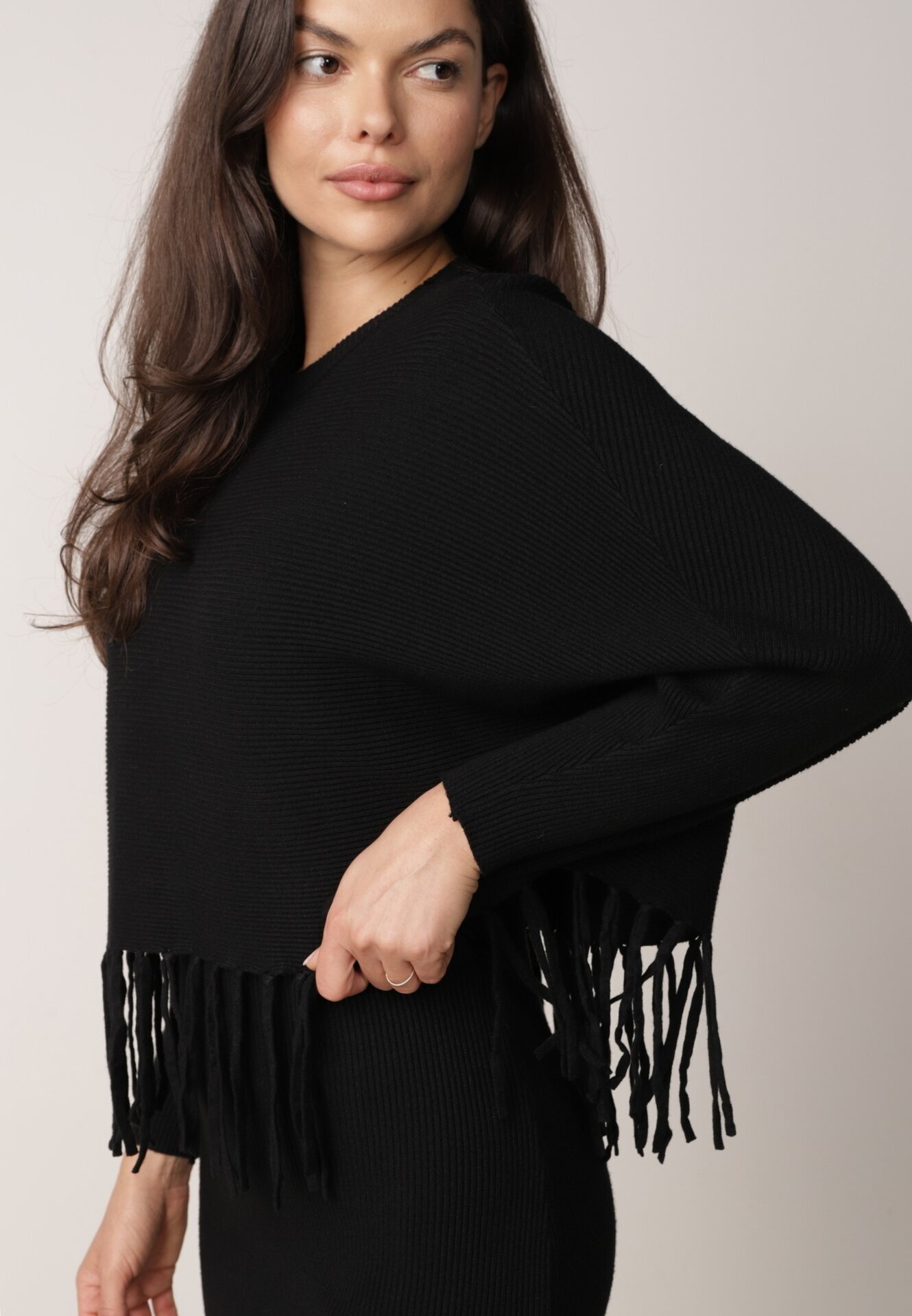  Set Reiat Negru din Viscoză cu Rochie Mulată și Bluză cu Franjuri Vaithara