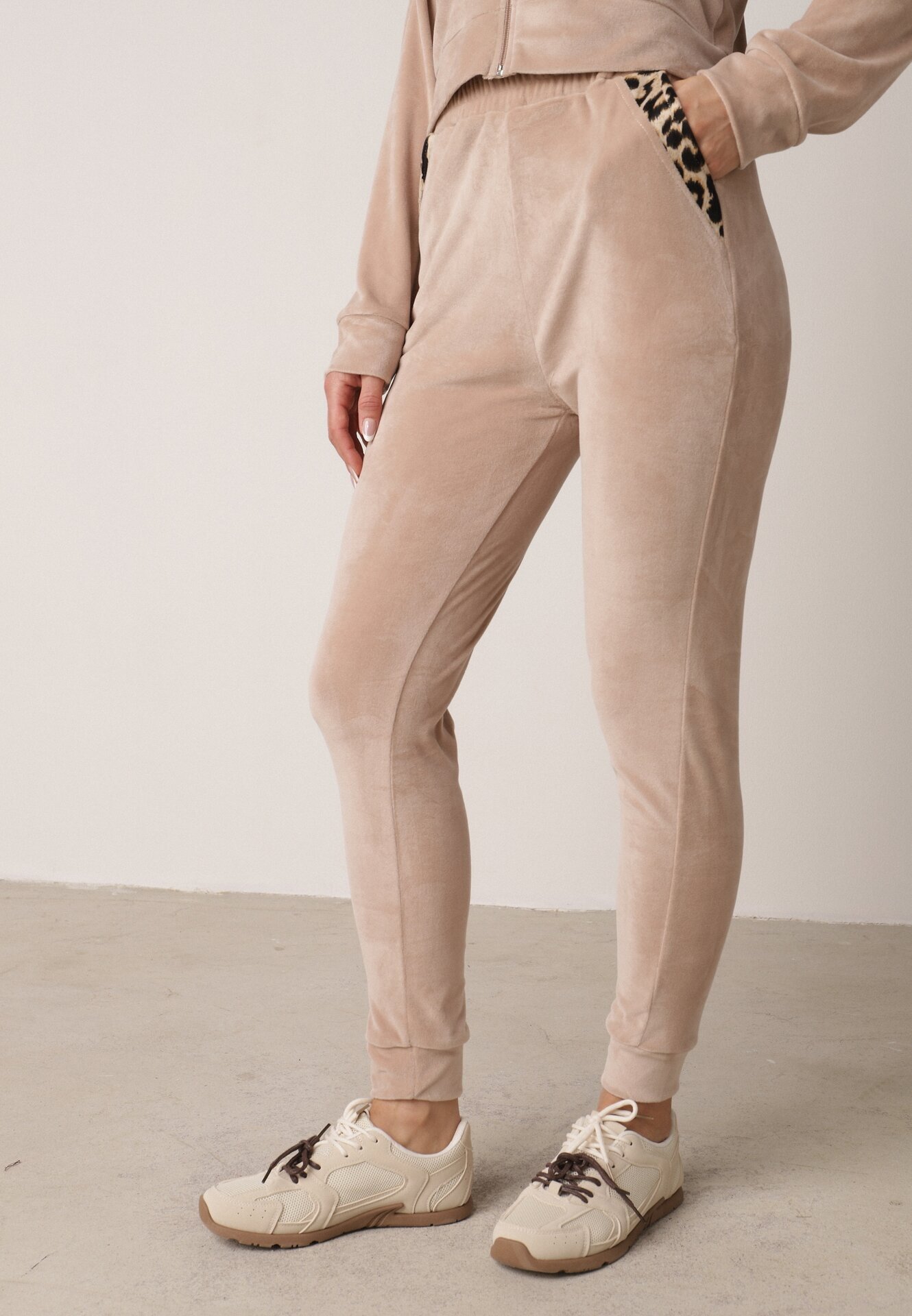  Set Trening Bej Din 2 Piese cu Imprimeu Animal Bluză cu Glugă și Pantaloni cu Buzunare Arieli