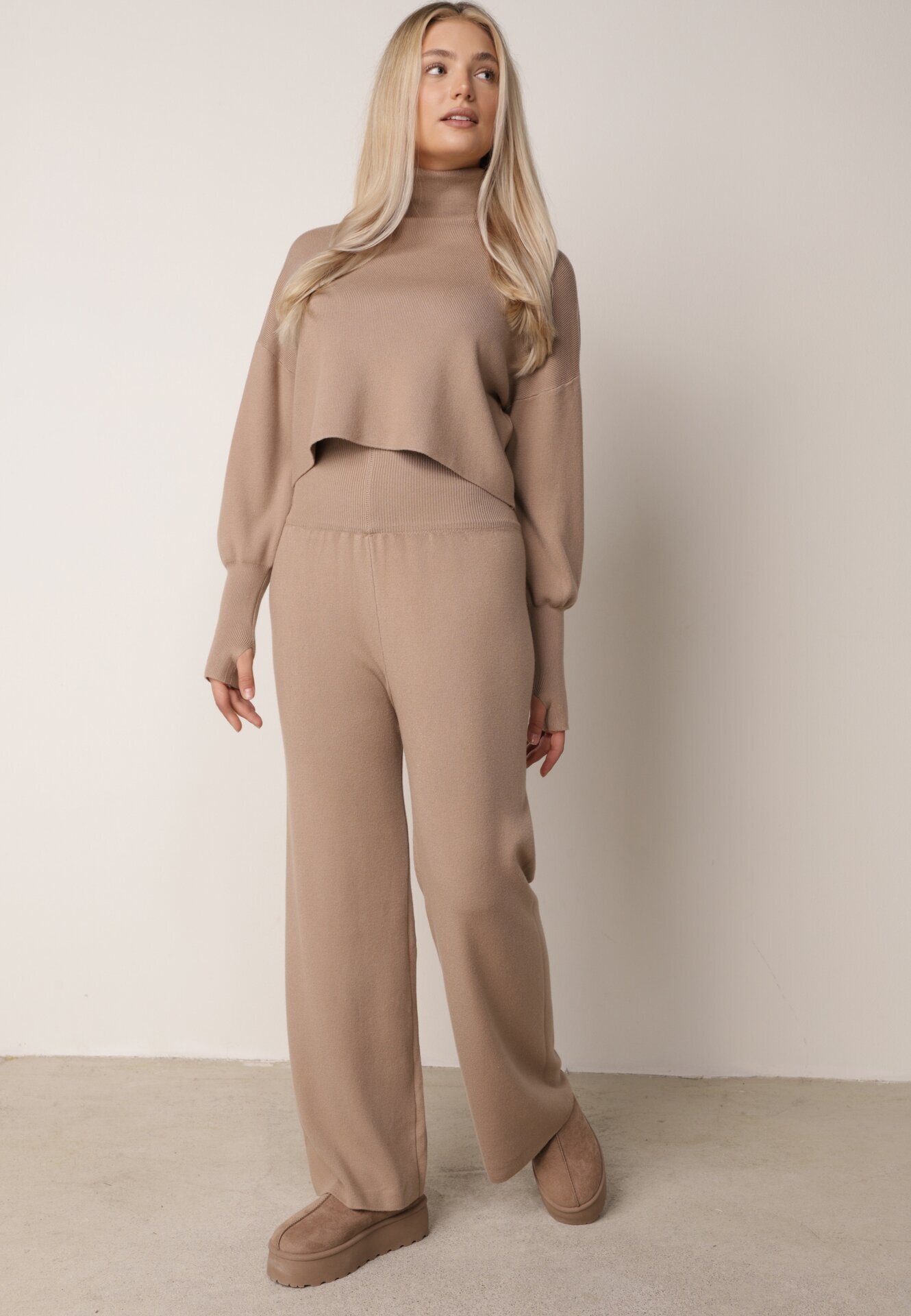  Set Tricotat Bej cu Viscoză Bluză tip golf cu elastic și Pantaloni largi Noridra