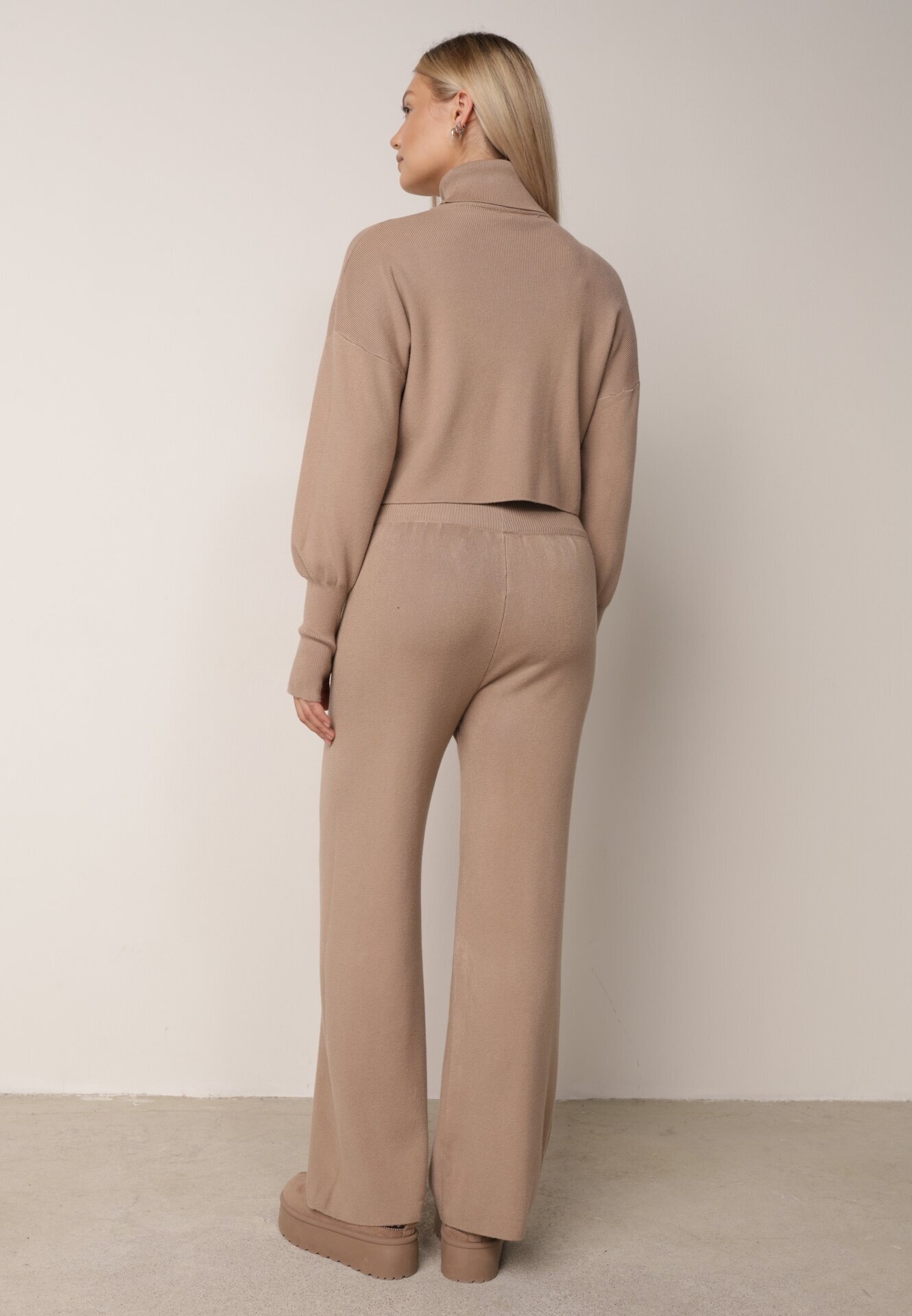  Set Tricotat Bej cu Viscoză Bluză tip golf cu elastic și Pantaloni largi Noridra