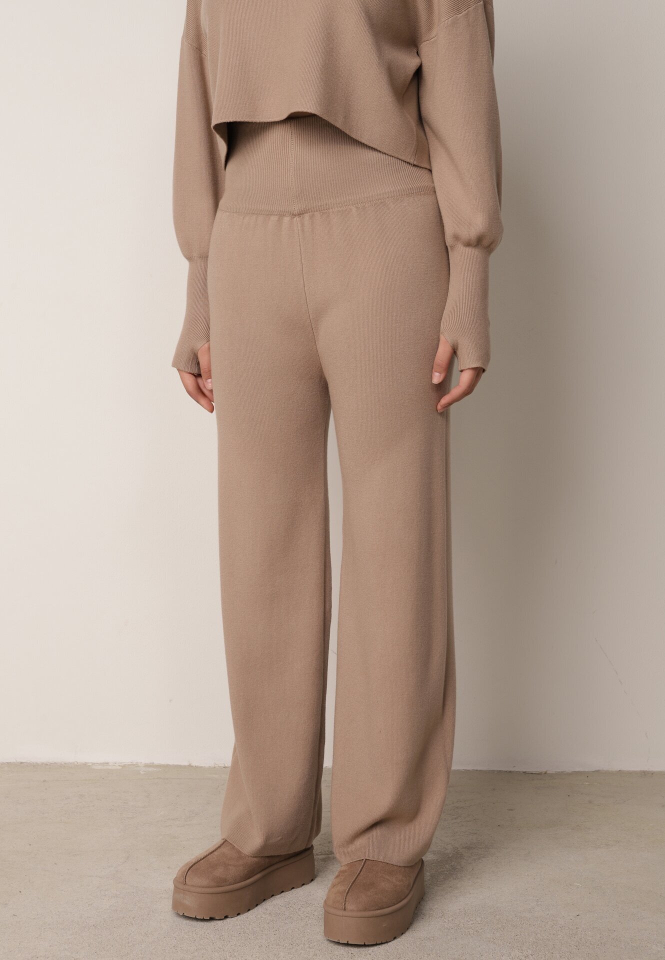  Set Tricotat Bej cu Viscoză Bluză tip golf cu elastic și Pantaloni largi Noridra