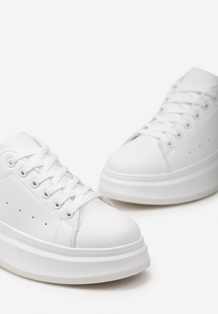 Sneakers Alb-Aurii cu Perforație Delicată și Ursuleț de cauciuc la Șireturi Zephra