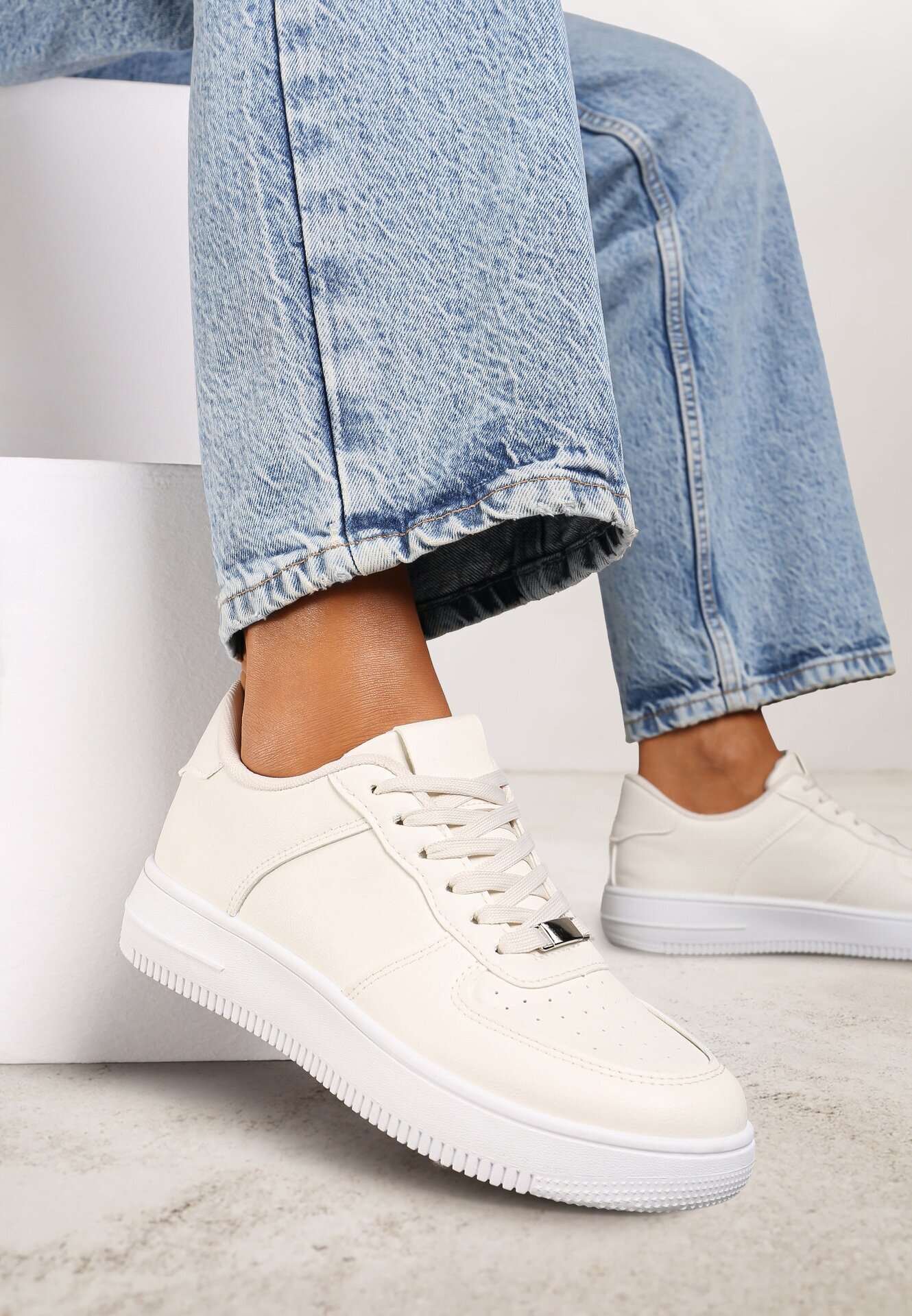  Sneakers Bej cu Perforație pe Vârf Elletia