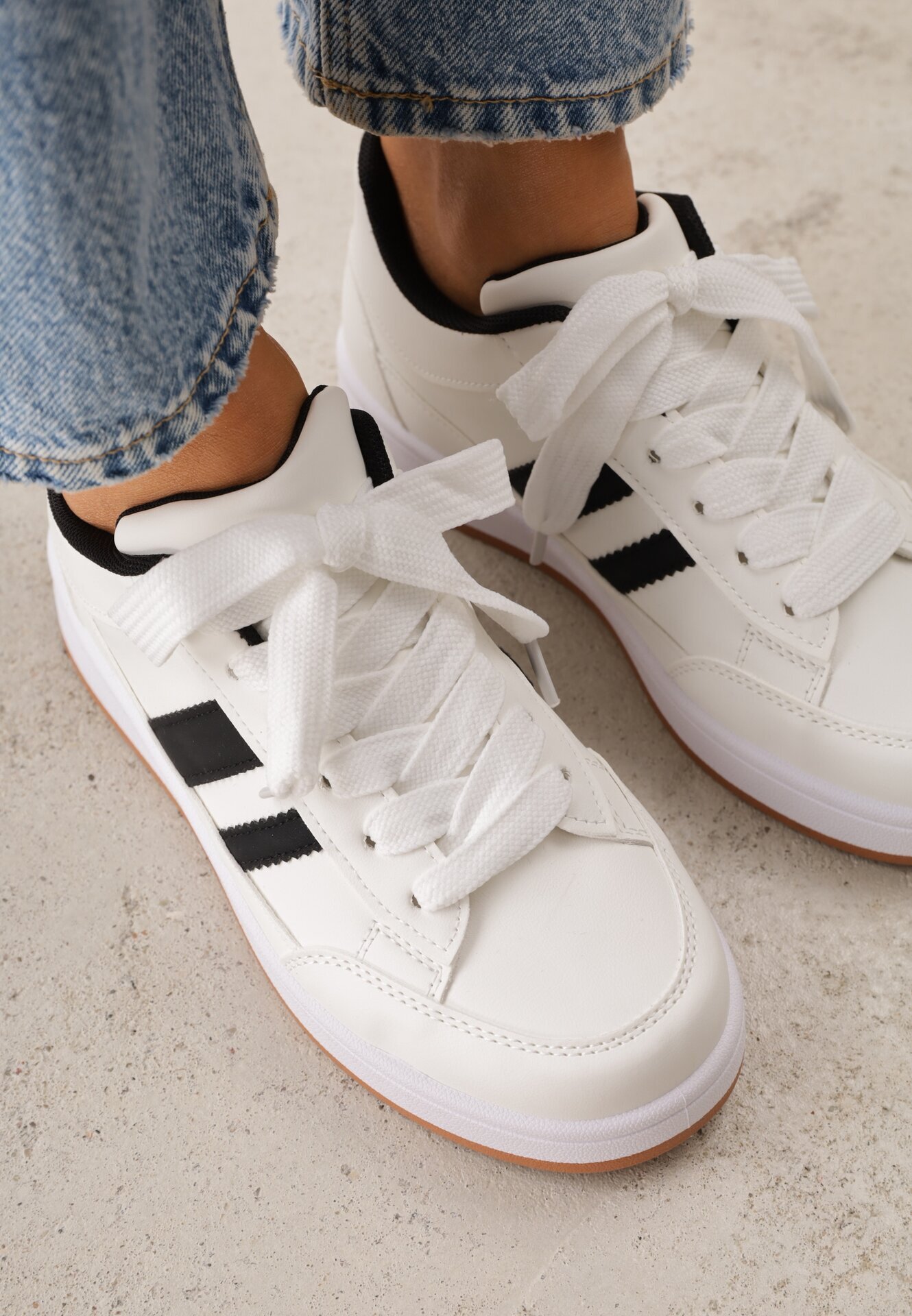  Sneakers Casual cu cusături decorative și benzi laterale Ariesera Albi