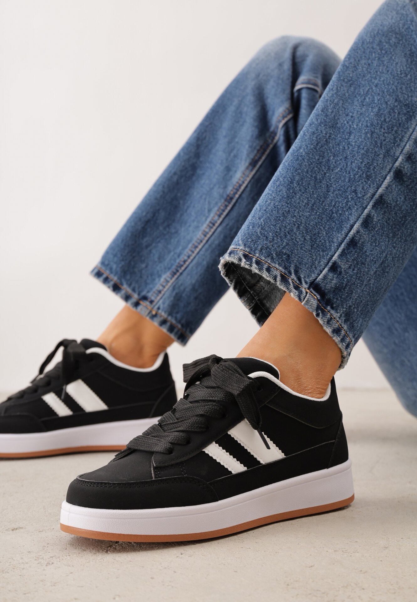  Sneakers Casual cu cusături decorative și benzi laterale Ariesera Negri