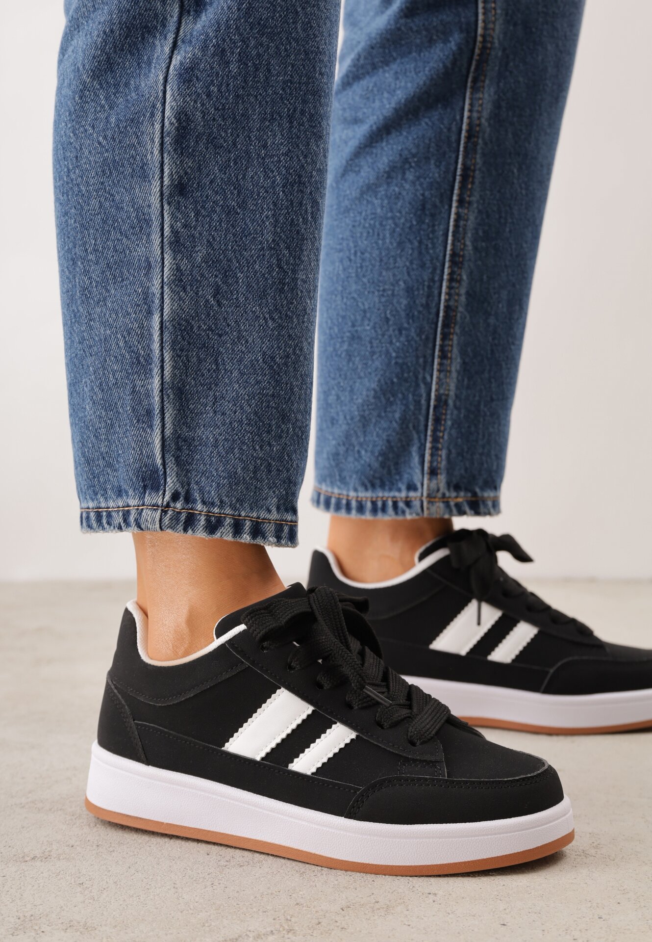  Sneakers Casual cu cusături decorative și benzi laterale Ariesera Negri
