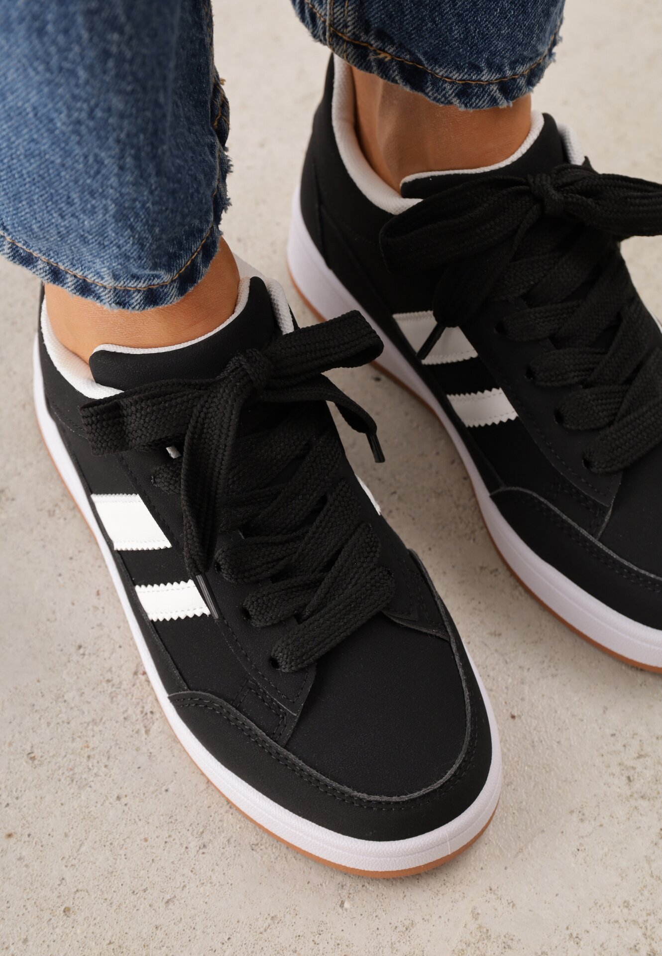 Sneakers Casual cu cusături decorative și benzi laterale Ariesera Negri