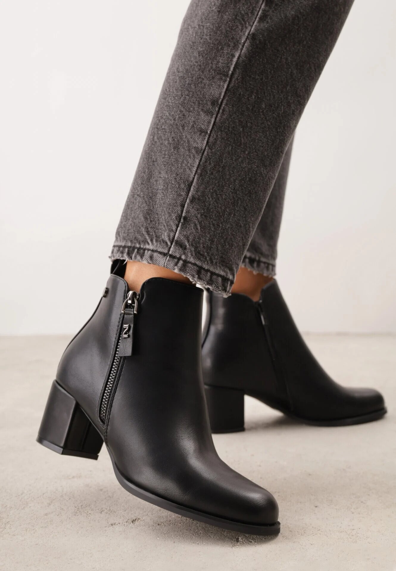 super mode Botine clasice până la gleznă cu toc gros și fermoar decorativ Loryna Negre