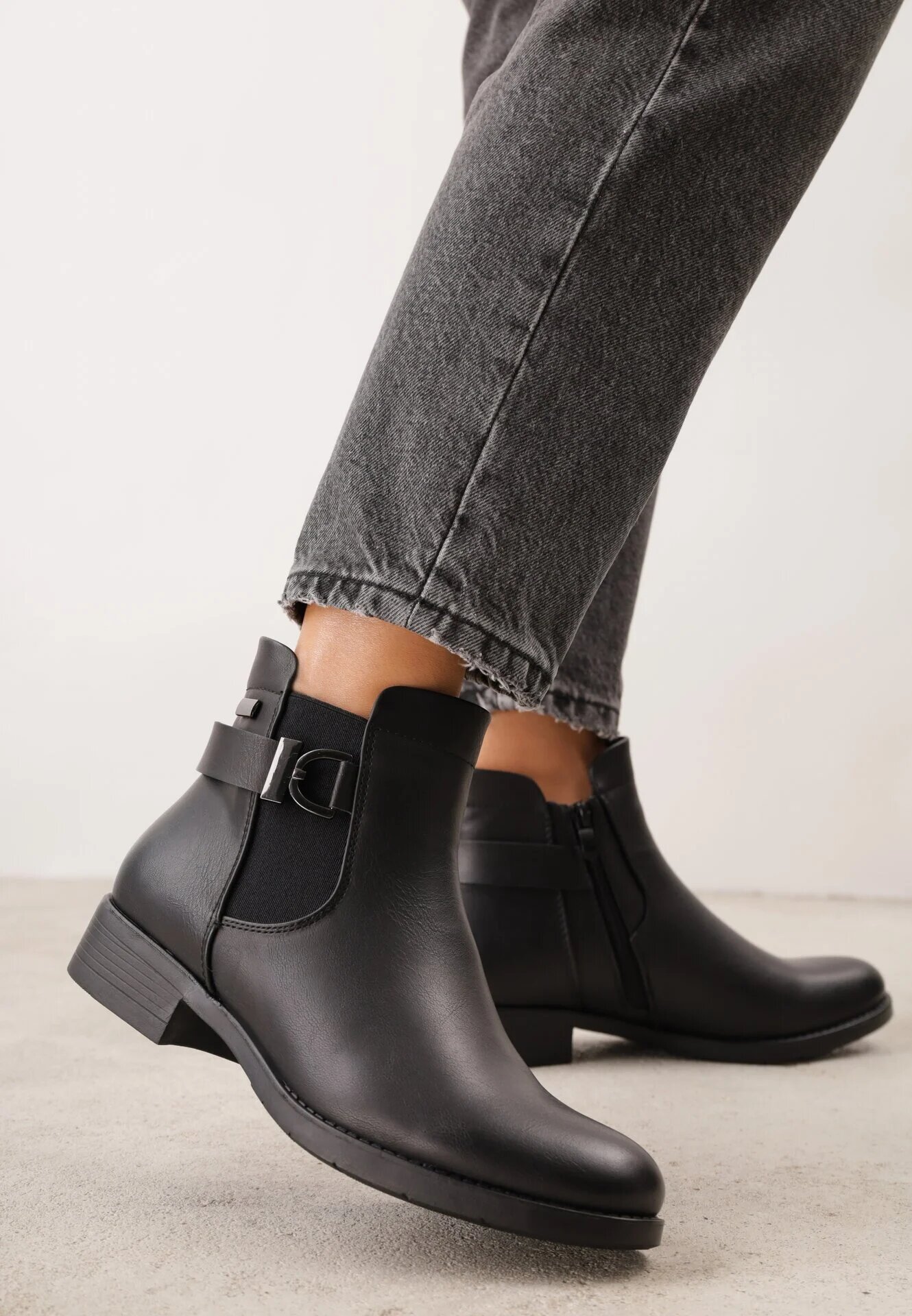 super mode Botine cu talpă joasă (tip chelsea) decorate cu dungă și cataramă Rosint Negre