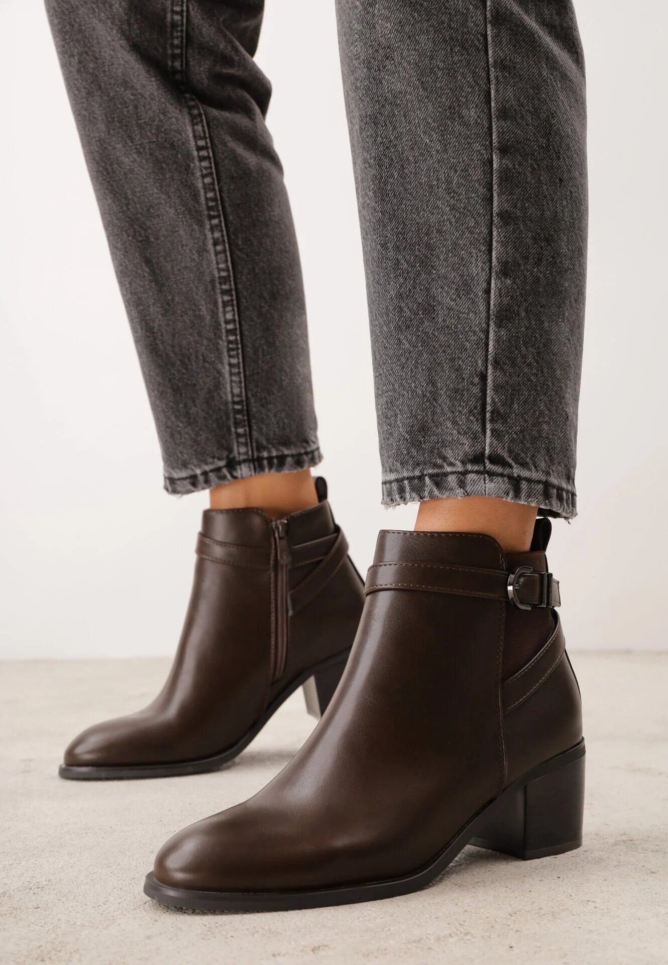 super mode Botine elegante cu toc gros cu inserție elastică și curea cu cataramă Danla Maro