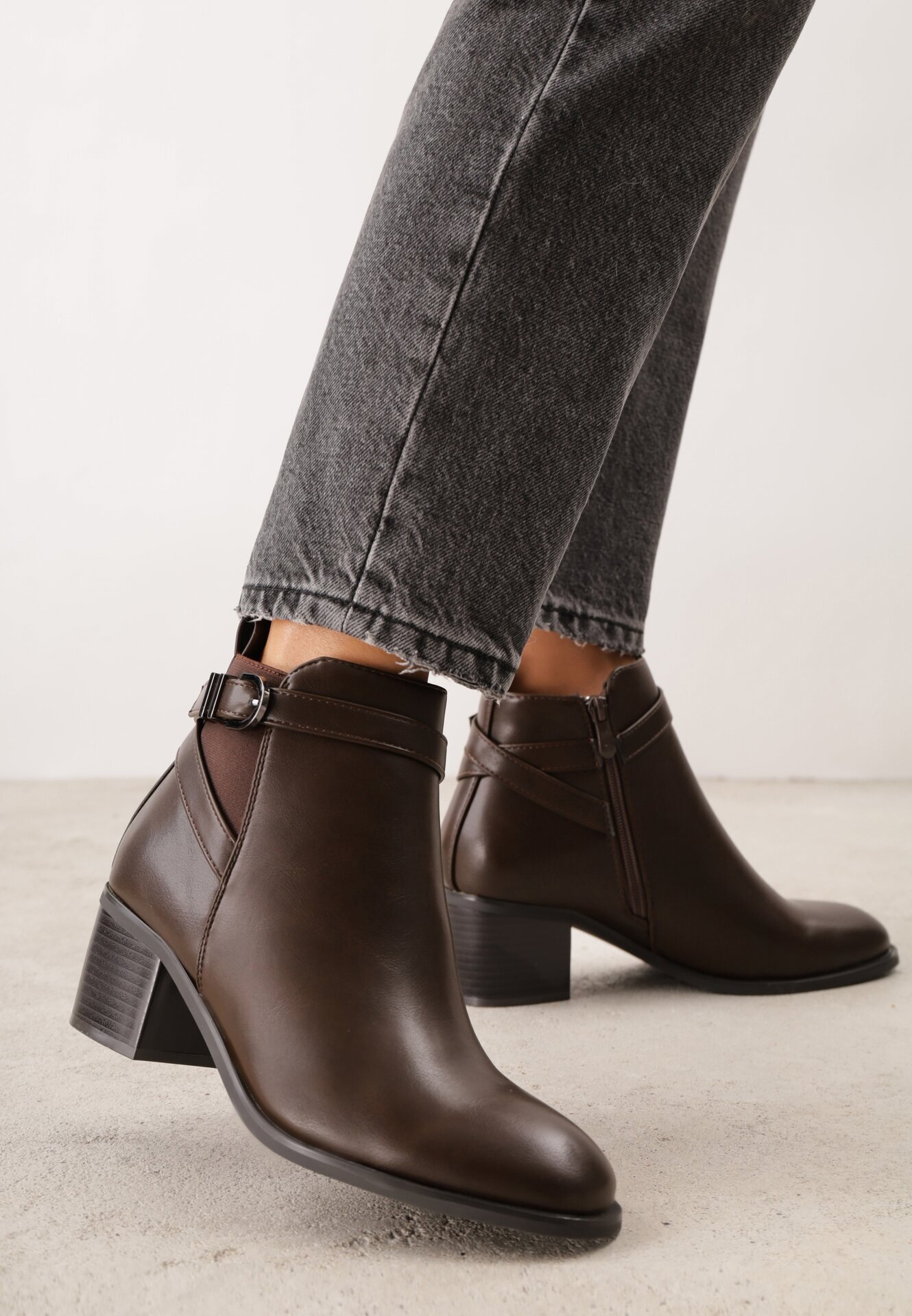 super mode Botine elegante cu toc gros cu inserție elastică și curea cu cataramă Danla Maro