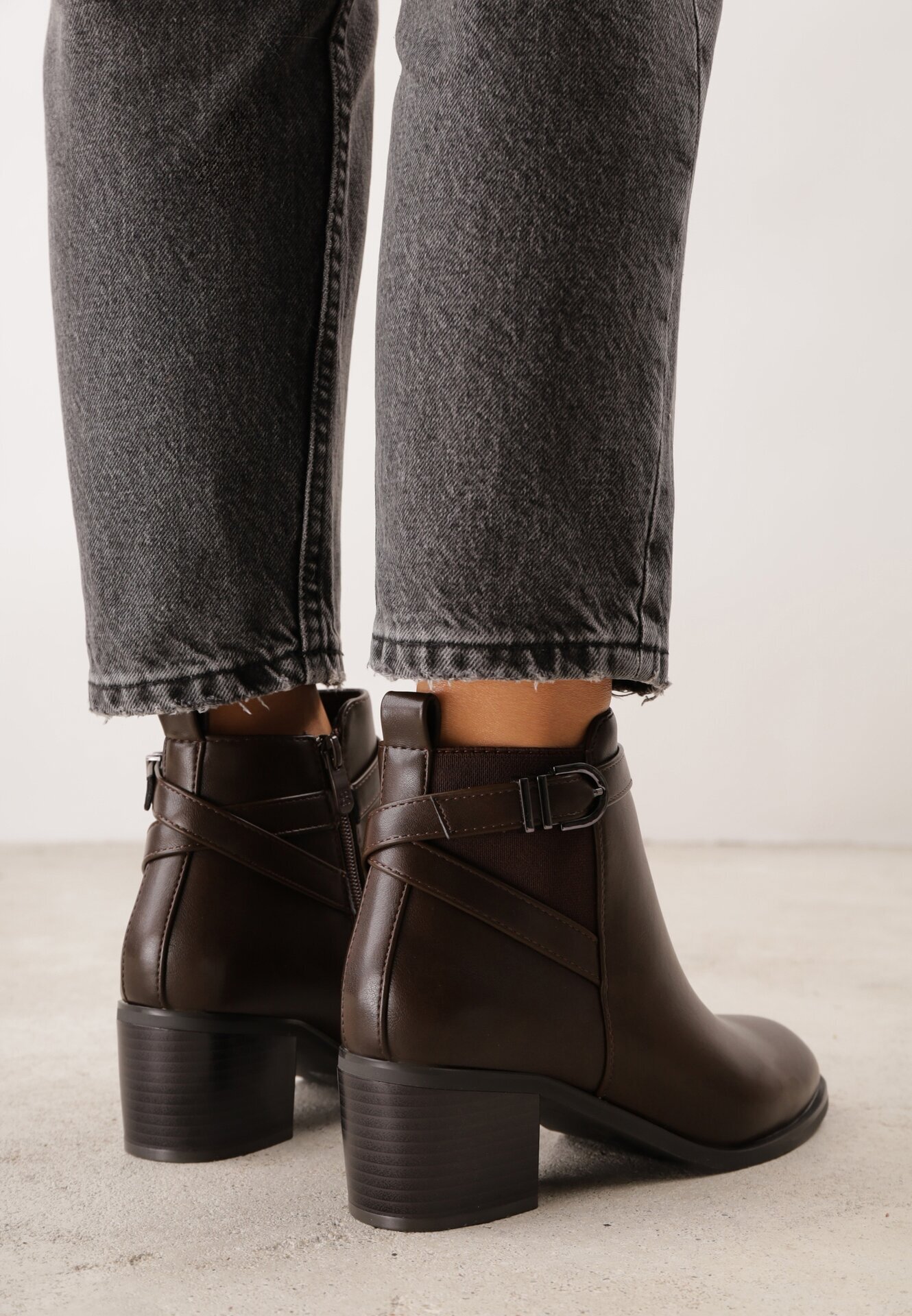 super mode Botine elegante cu toc gros cu inserție elastică și curea cu cataramă Danla Maro