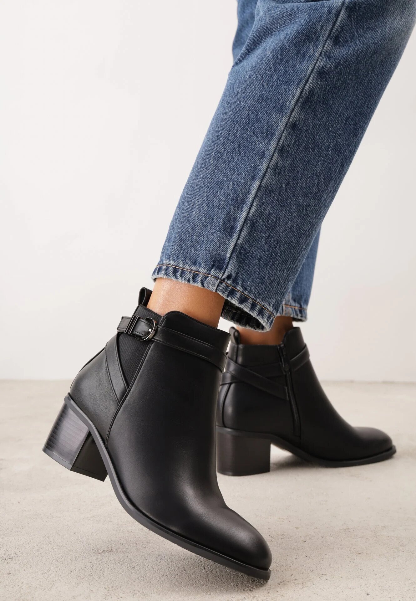 super mode Botine elegante cu toc gros cu inserție elastică și curea cu cataramă Danla Negre