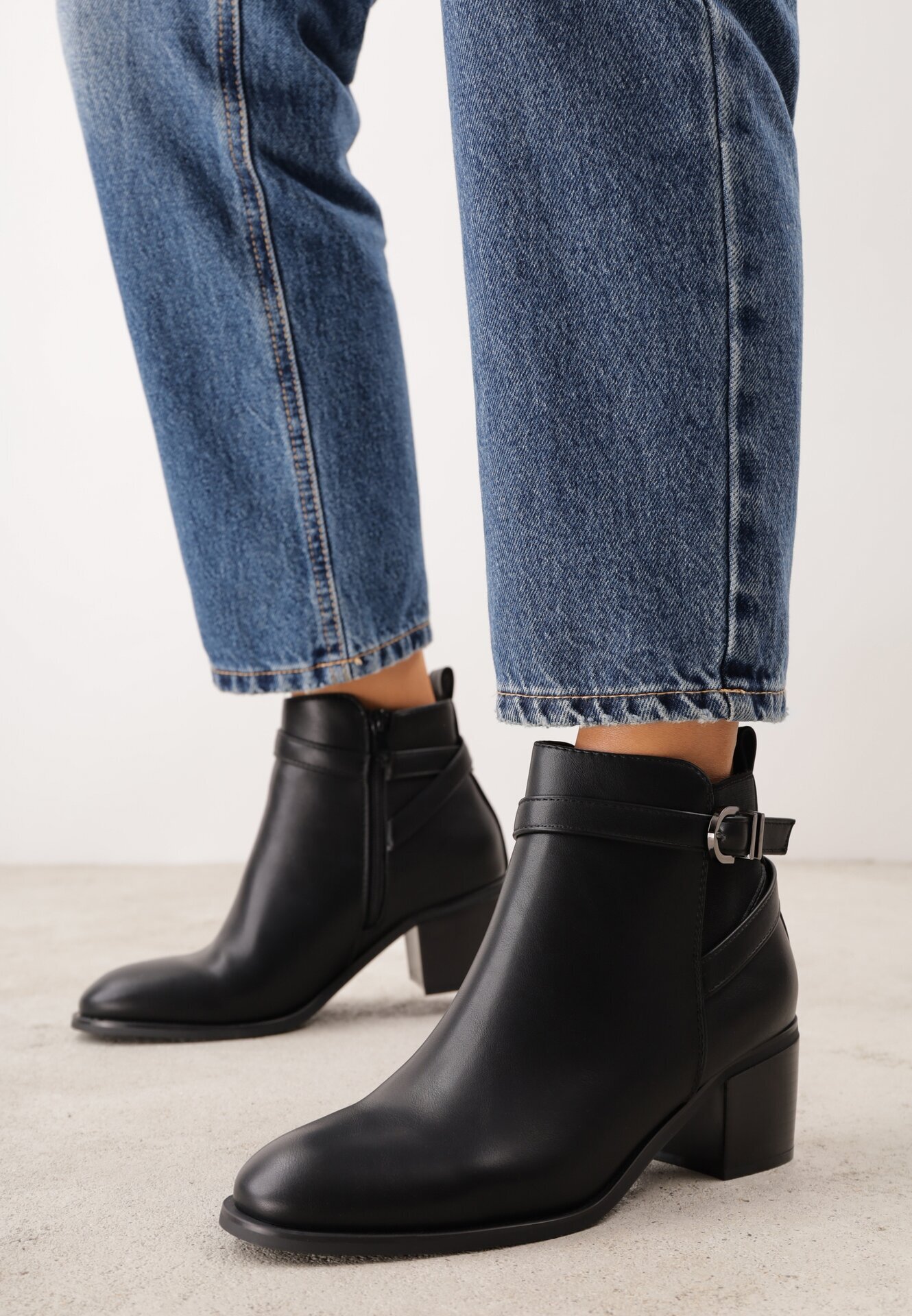 super mode Botine elegante cu toc gros cu inserție elastică și curea cu cataramă Danla Negre