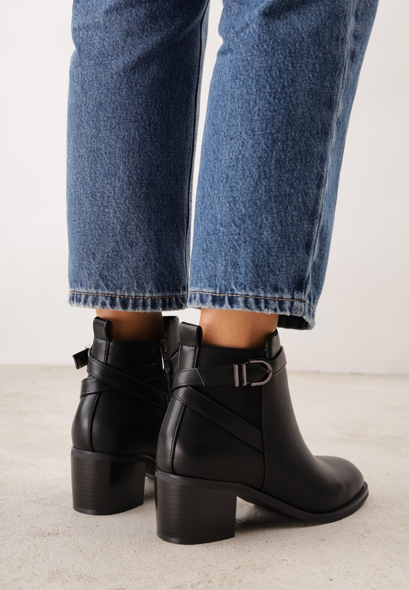 super mode Botine elegante cu toc gros cu inserție elastică și curea cu cataramă Danla Negre
