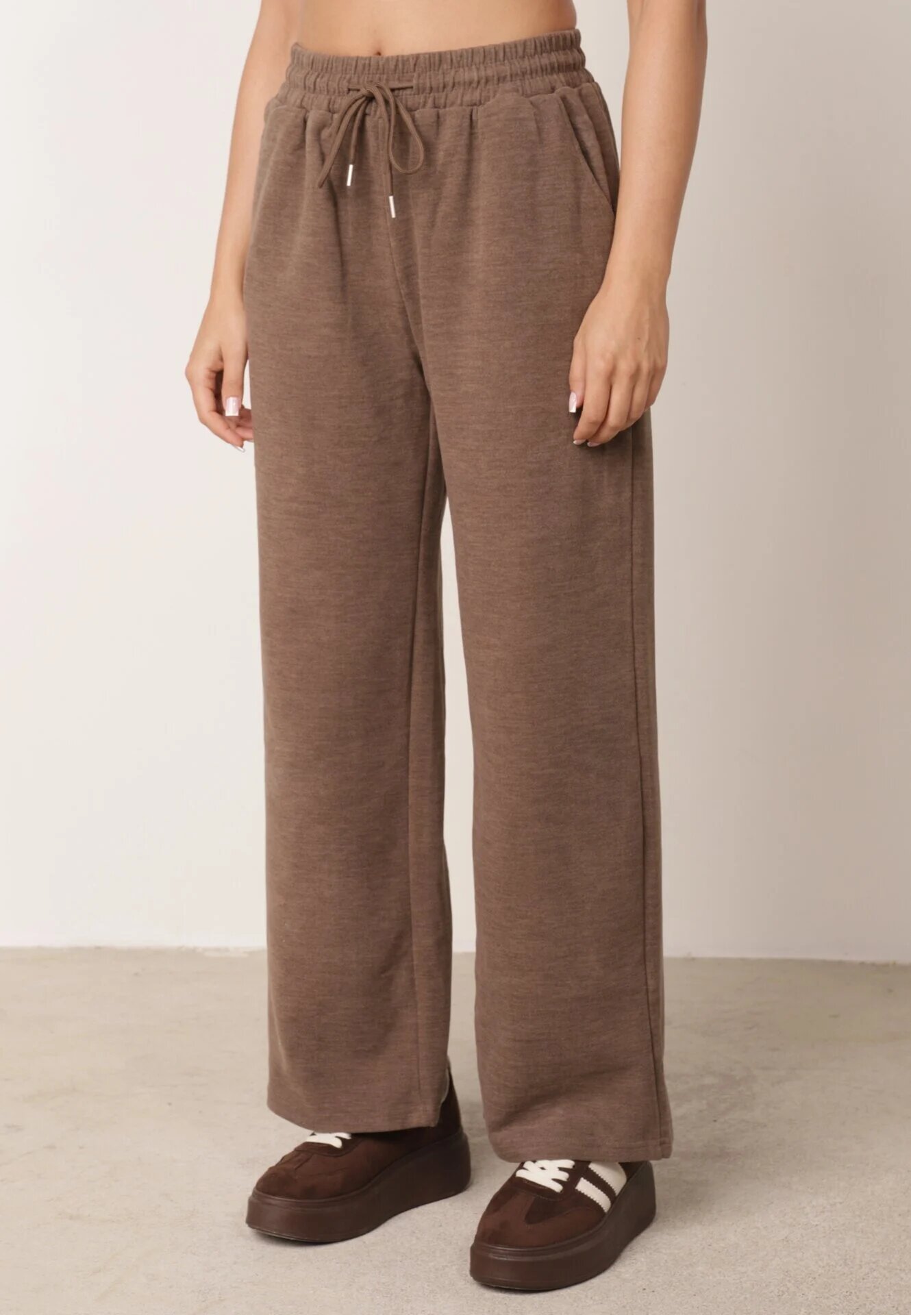 swest Set de trening cu glugă cu nasturi decorativi și pantaloni Eborissa Maro