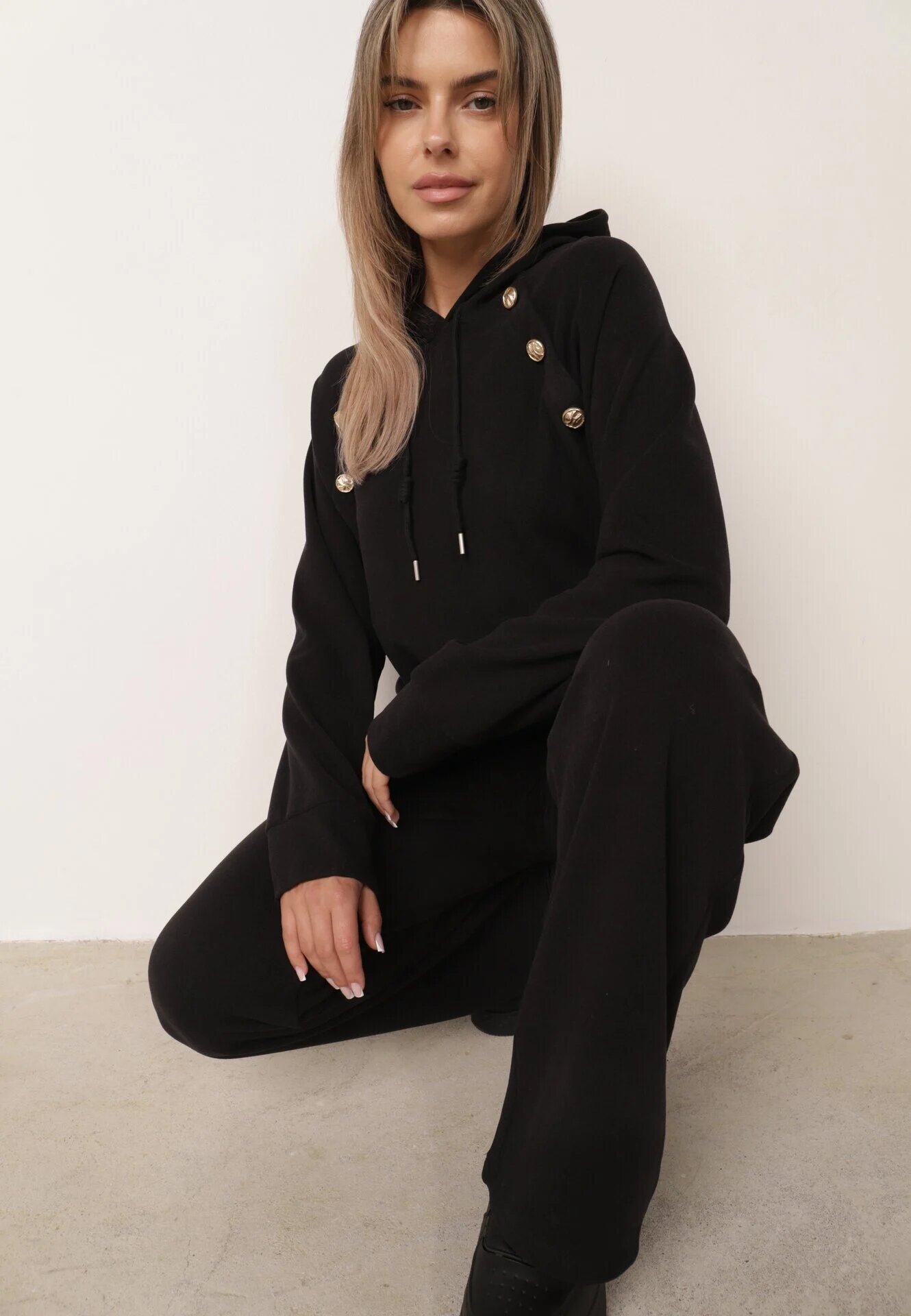 swest Set de trening cu glugă cu nasturi decorativi și pantaloni Eborissa Negru