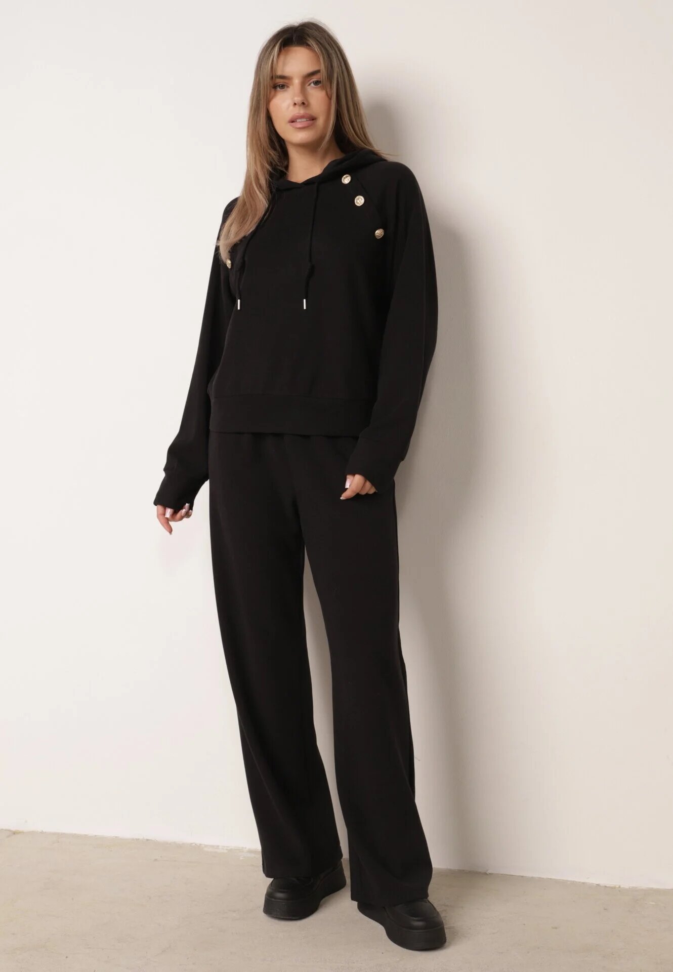 swest Set de trening cu glugă cu nasturi decorativi și pantaloni Eborissa Negru