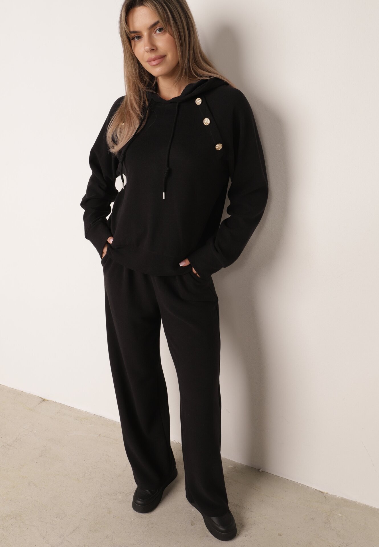 swest Set de trening cu glugă cu nasturi decorativi și pantaloni Eborissa Negru