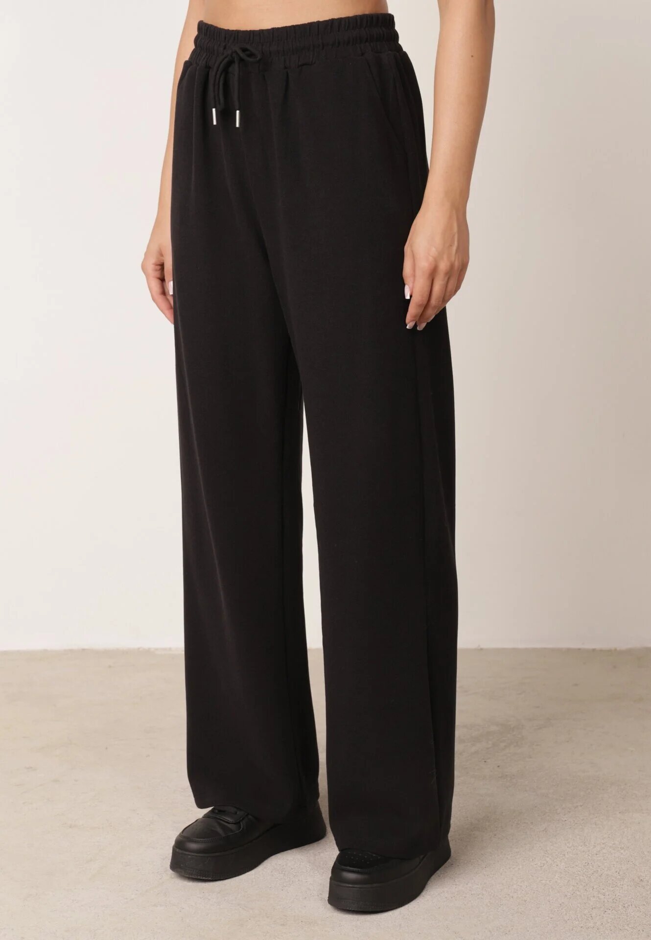 swest Set de trening cu glugă cu nasturi decorativi și pantaloni Eborissa Negru