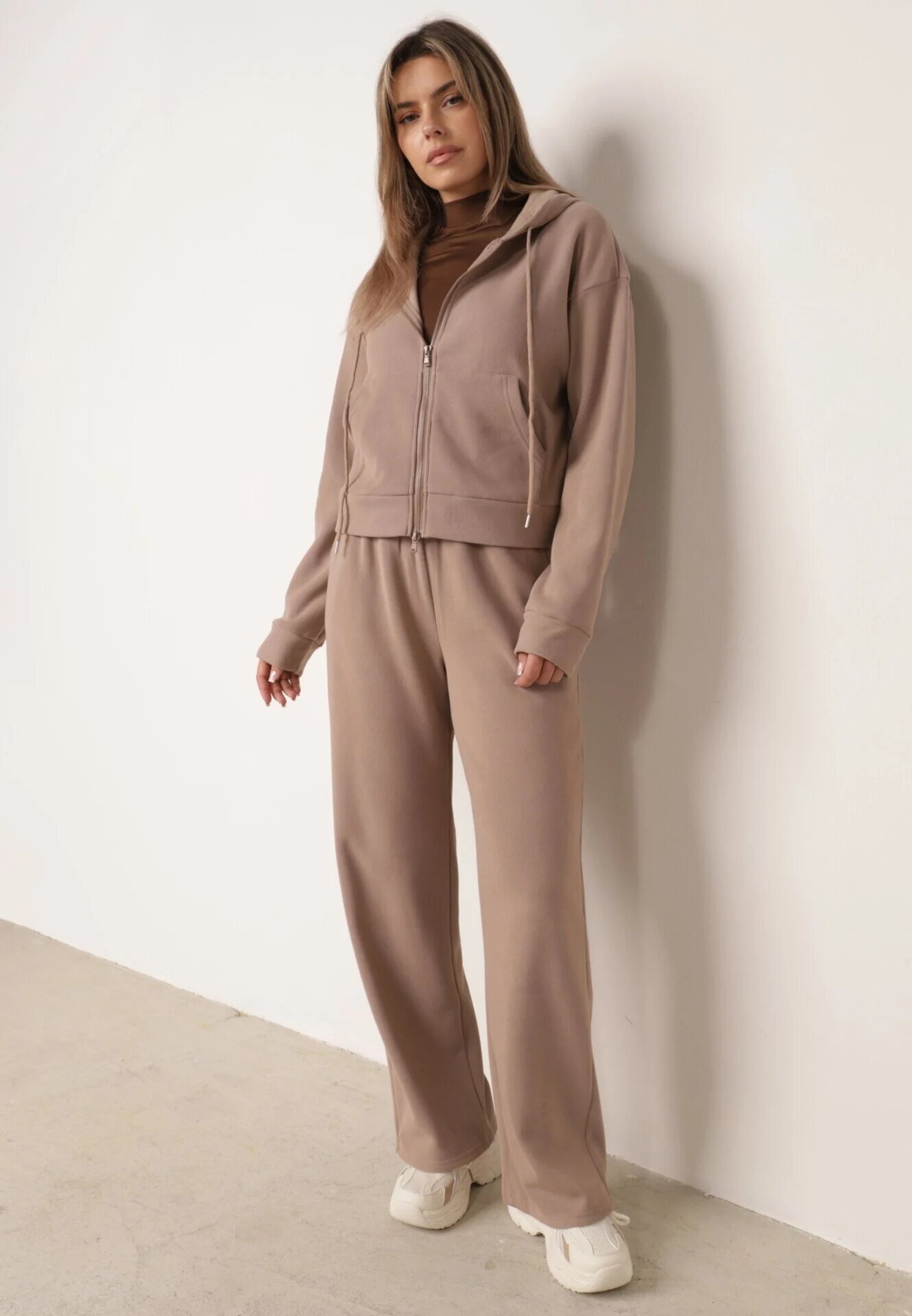 swest Set de trening din tricot rib pantaloni largi și bluză cu glugă Sinoh Bej închis