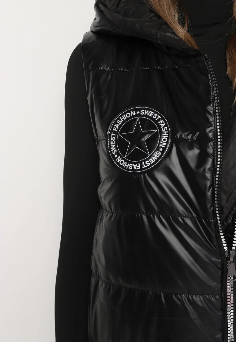 swest Vestă Neagră Matlasată Lungă cu Glugă Decorată cu Patch Mevaya