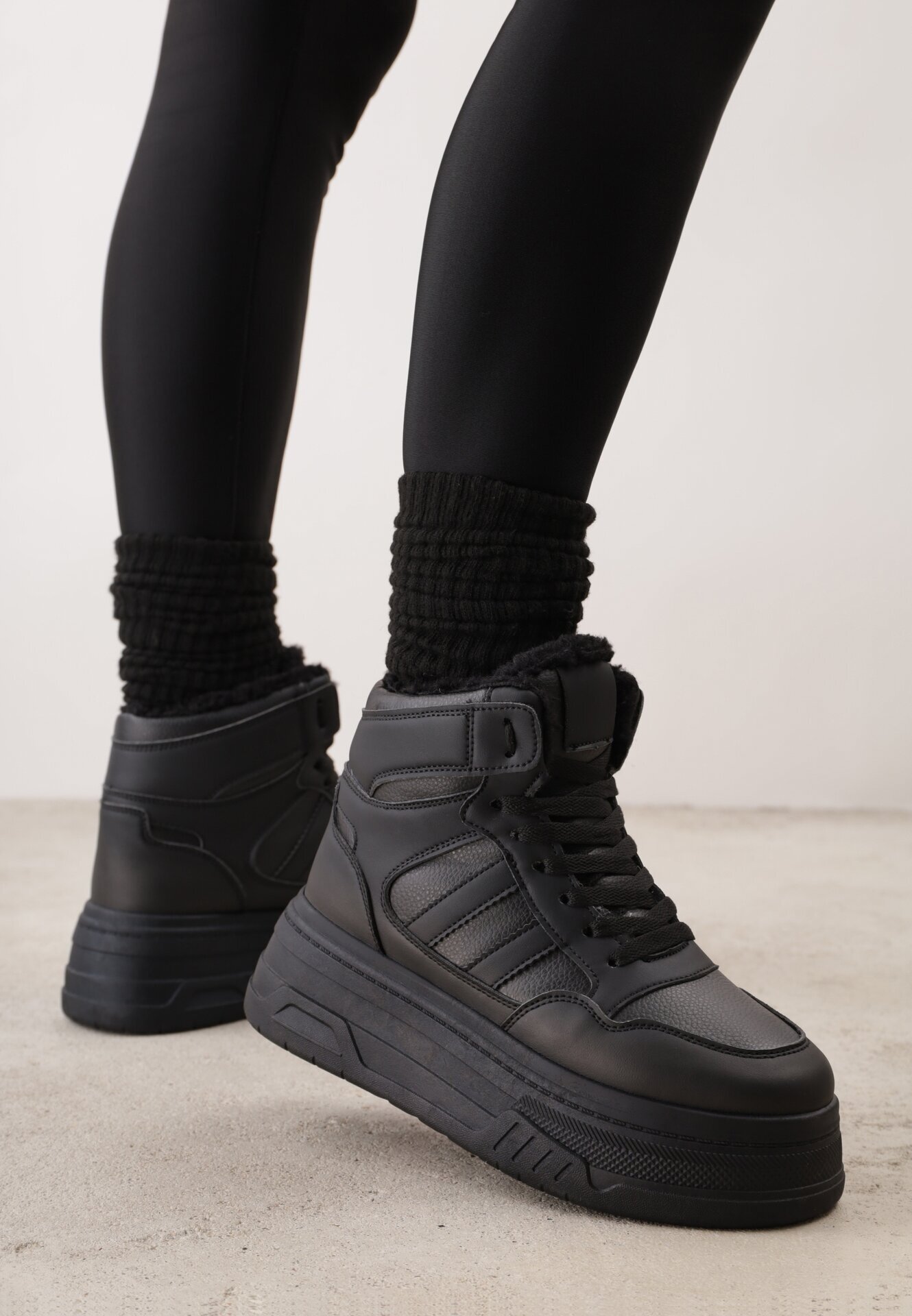 swin shoes Ghete de zăpadă cu șireturi în stil sneakers pe platformă Lennara Negre