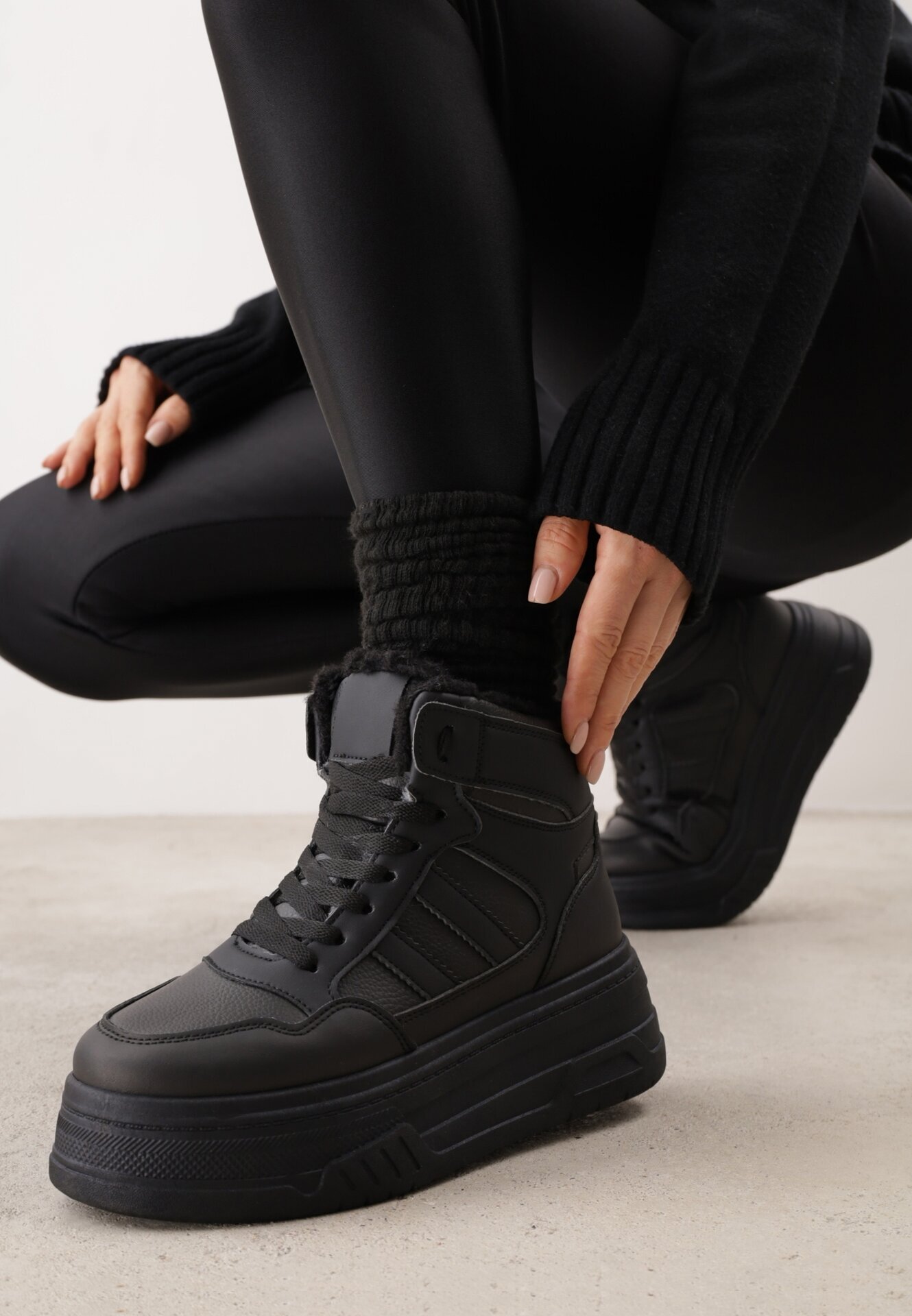 swin shoes Ghete de zăpadă cu șireturi în stil sneakers pe platformă Lennara Negre