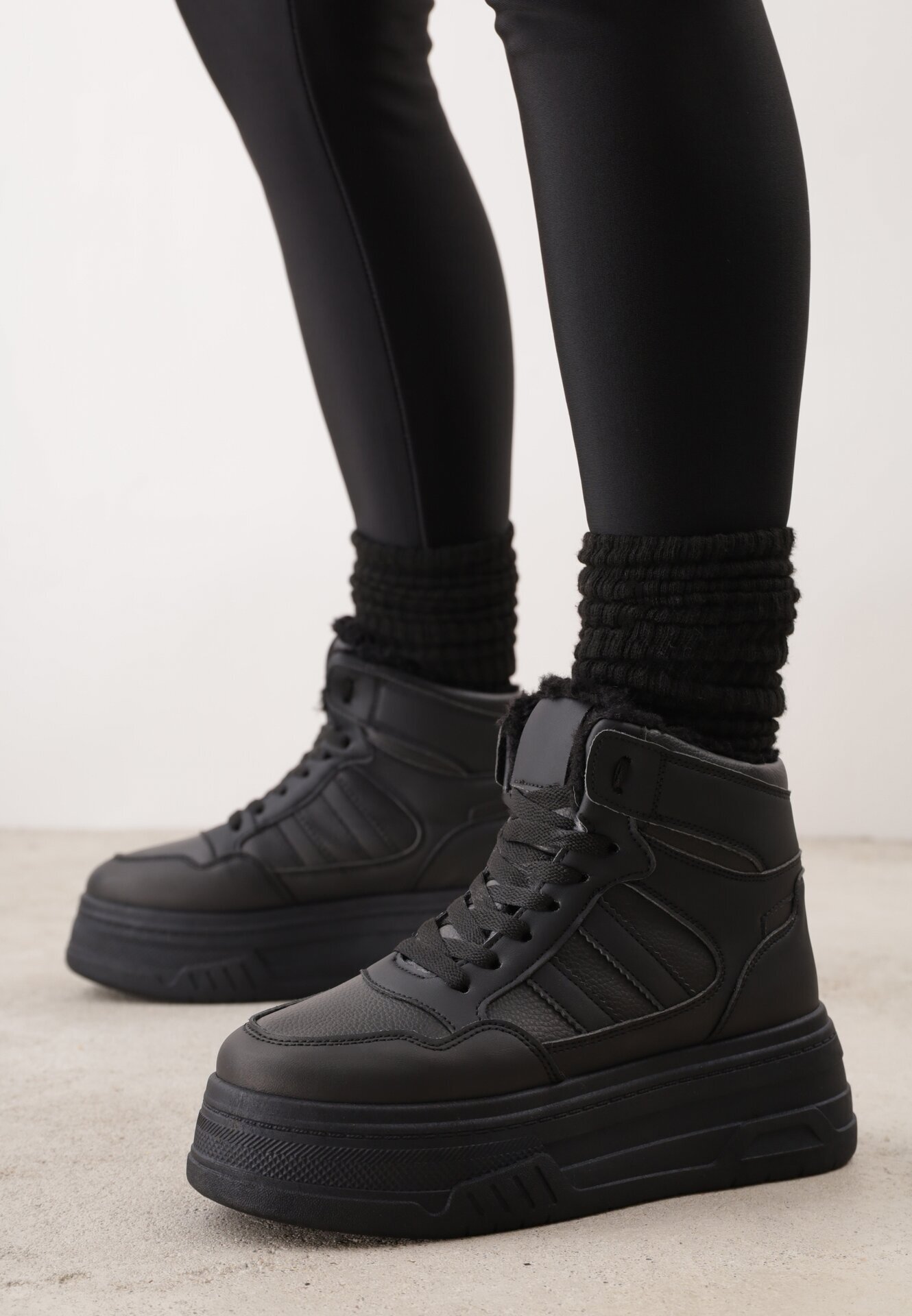 swin shoes Ghete de zăpadă cu șireturi în stil sneakers pe platformă Lennara Negre
