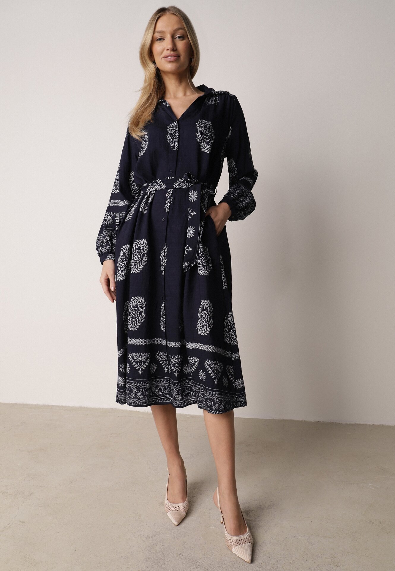 unigirl Rochie tip cămașă bleumarin decorată cu model ornamental și cordon de legat Roriola