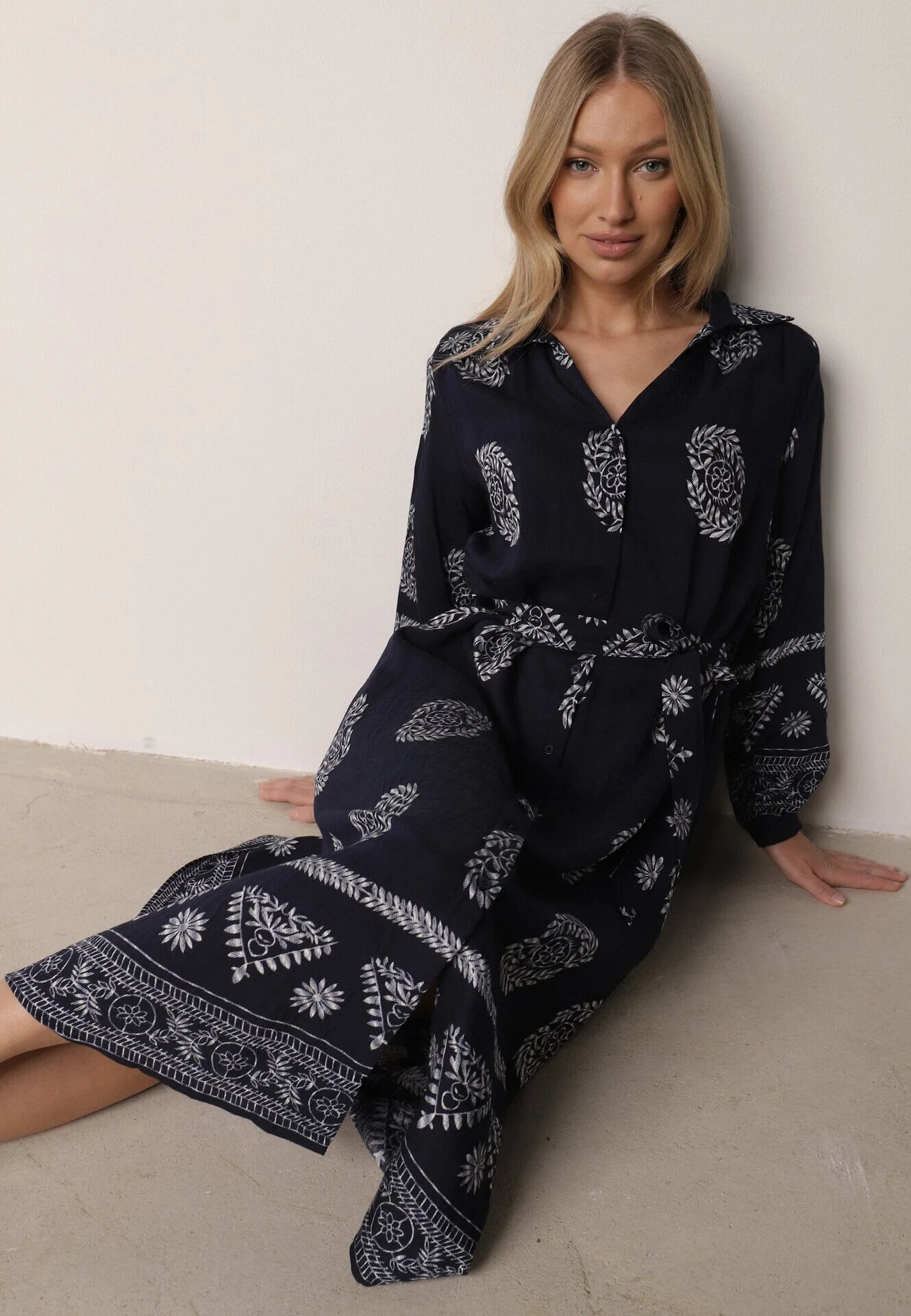 unigirl Rochie tip cămașă bleumarin decorată cu model ornamental și cordon de legat Roriola