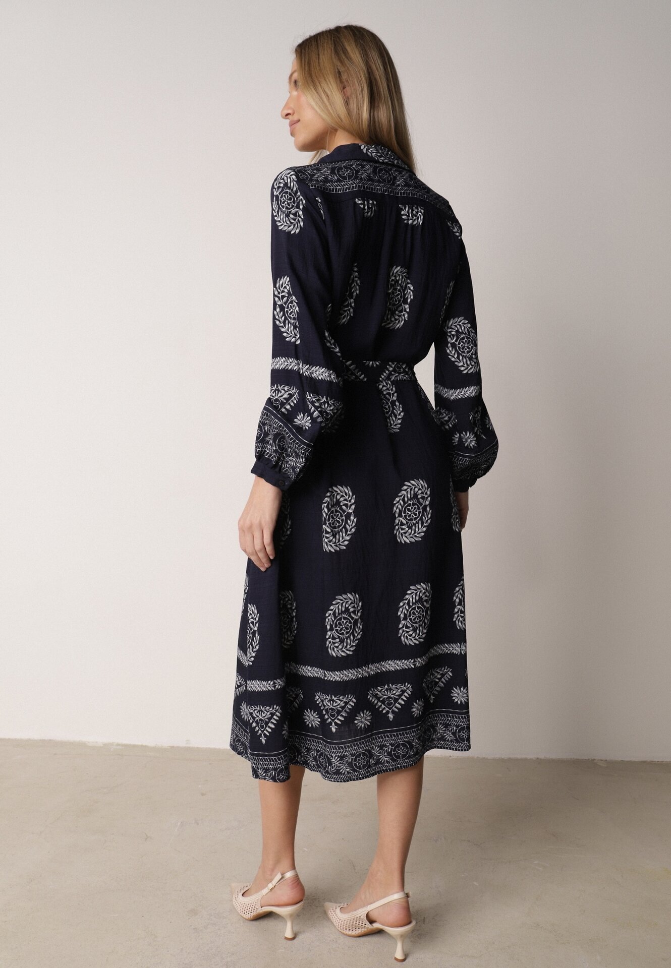 unigirl Rochie tip cămașă bleumarin decorată cu model ornamental și cordon de legat Roriola
