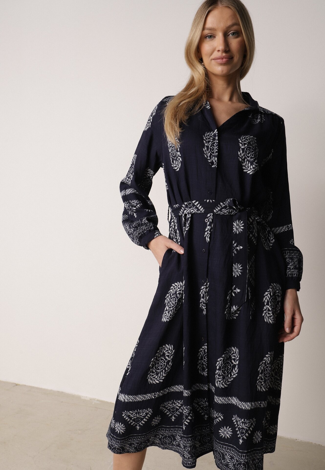 unigirl Rochie tip cămașă bleumarin decorată cu model ornamental și cordon de legat Roriola