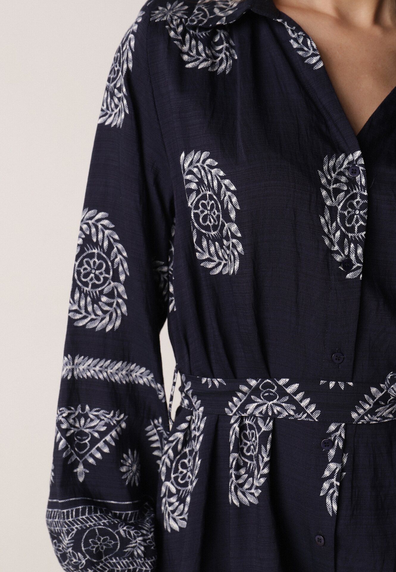 unigirl Rochie tip cămașă bleumarin decorată cu model ornamental și cordon de legat Roriola