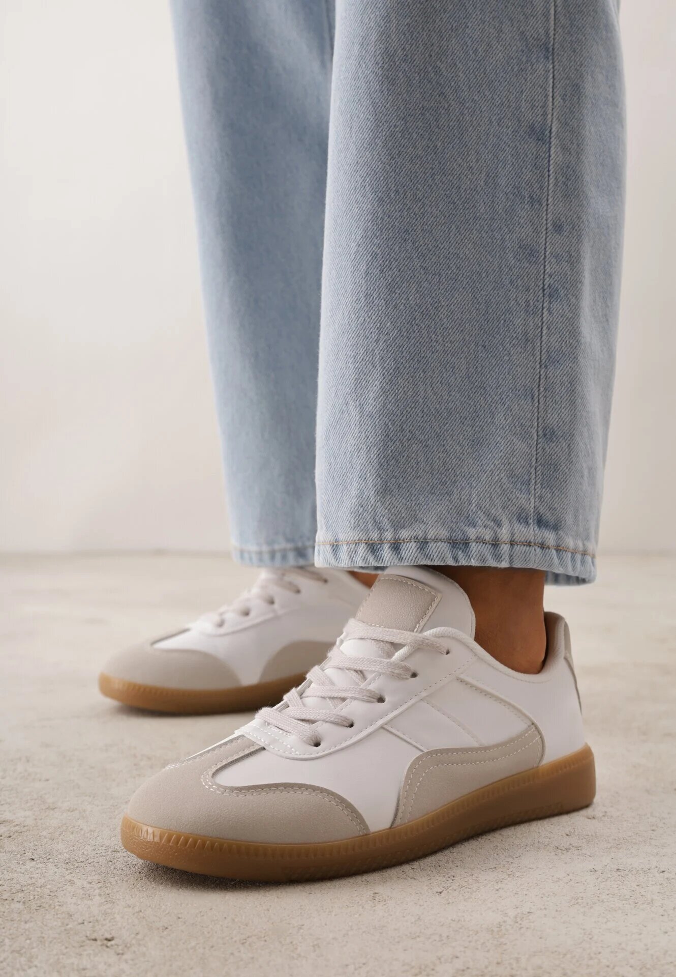 vices Adidași Alb-Gri sub gleznă cu Cusături Decorative Erdafa