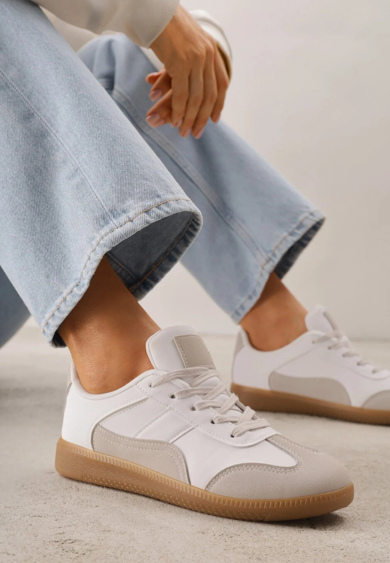 vices Adidași Alb-Gri sub gleznă cu Cusături Decorative Erdafa