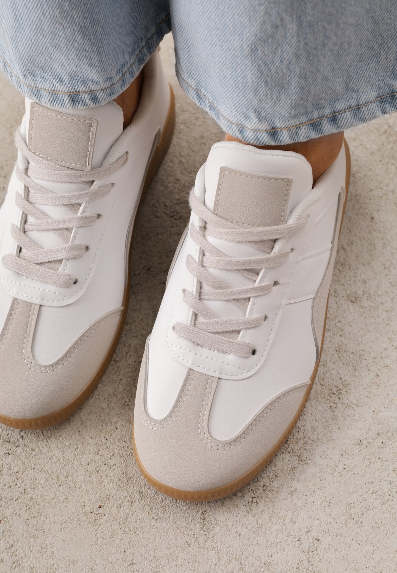 vices Adidași Alb-Gri sub gleznă cu Cusături Decorative Erdafa