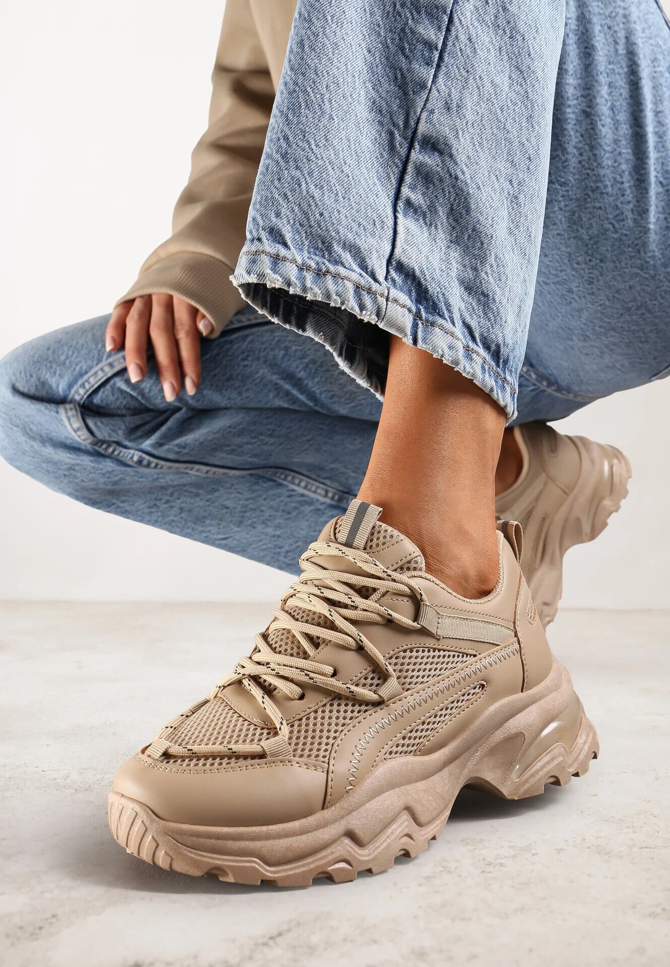 vices Adidași bej închis pe talpă embosată cu șireturi decorative și inserții din plasă Xerxia