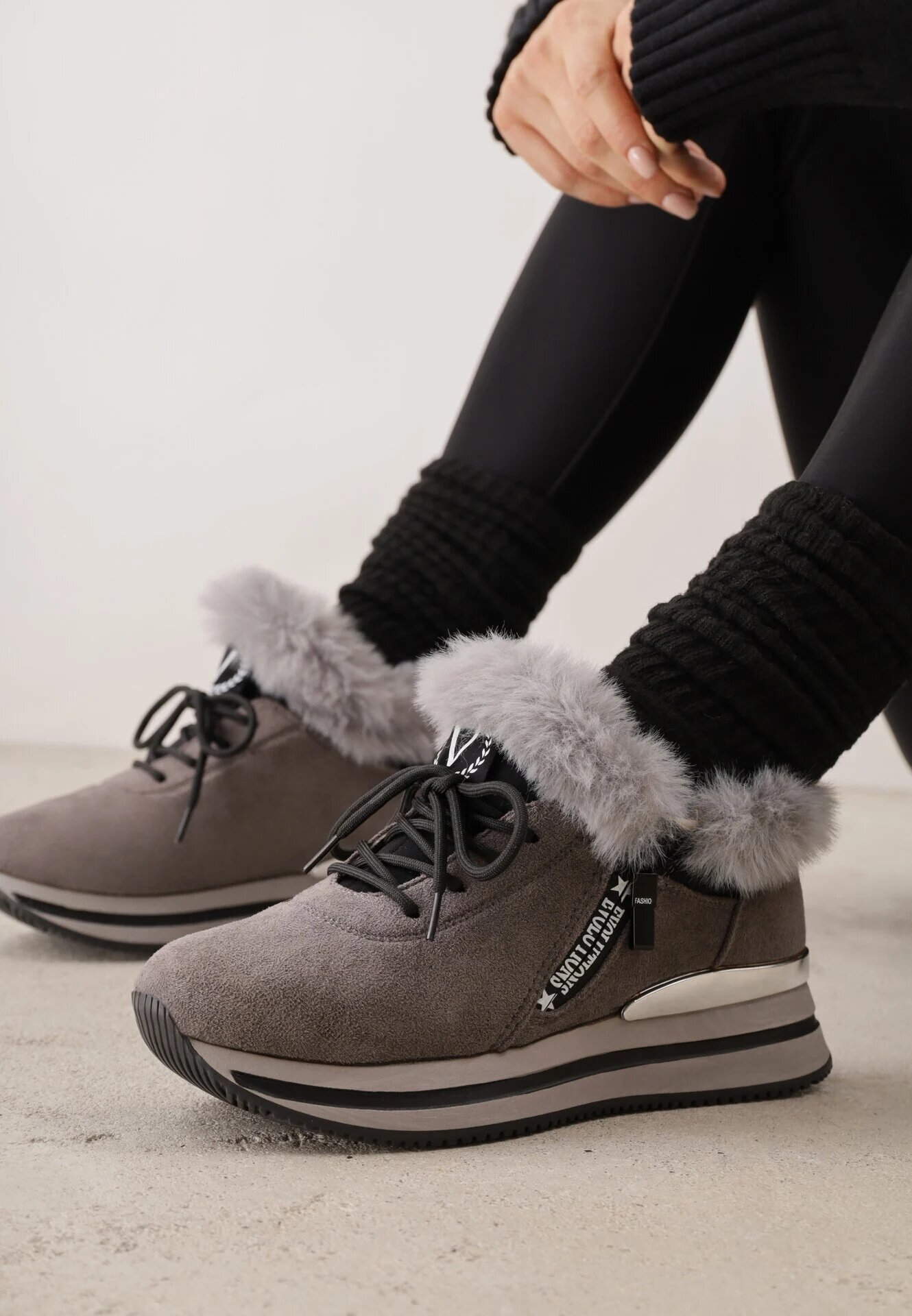 vices Adidași Gri Plati Decorate cu blană și inscripția Tarvina