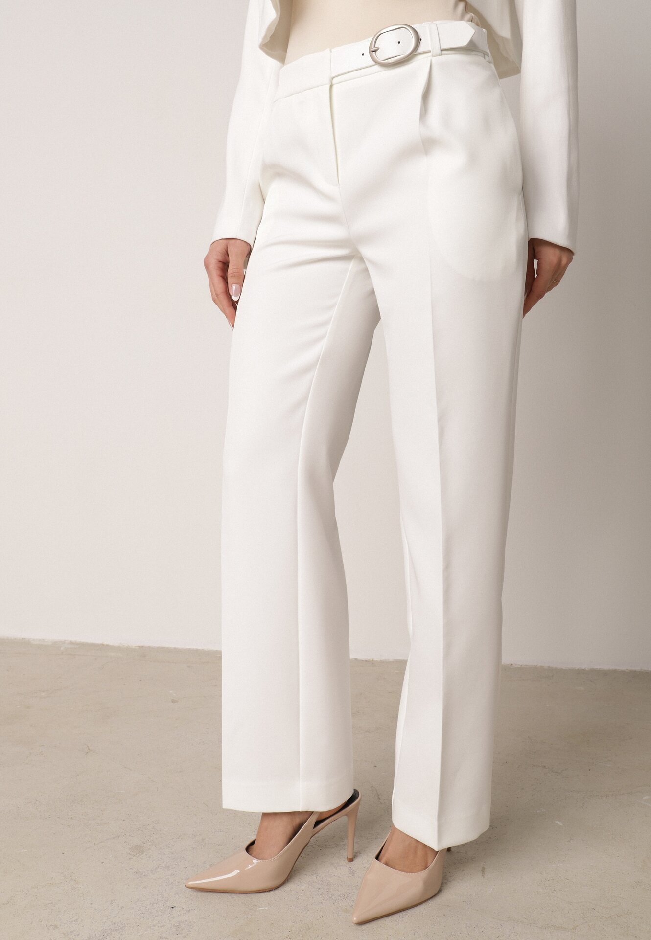 vices Pantaloni eleganți albi cu dungă cu curea încorporată și cataramă Azivore