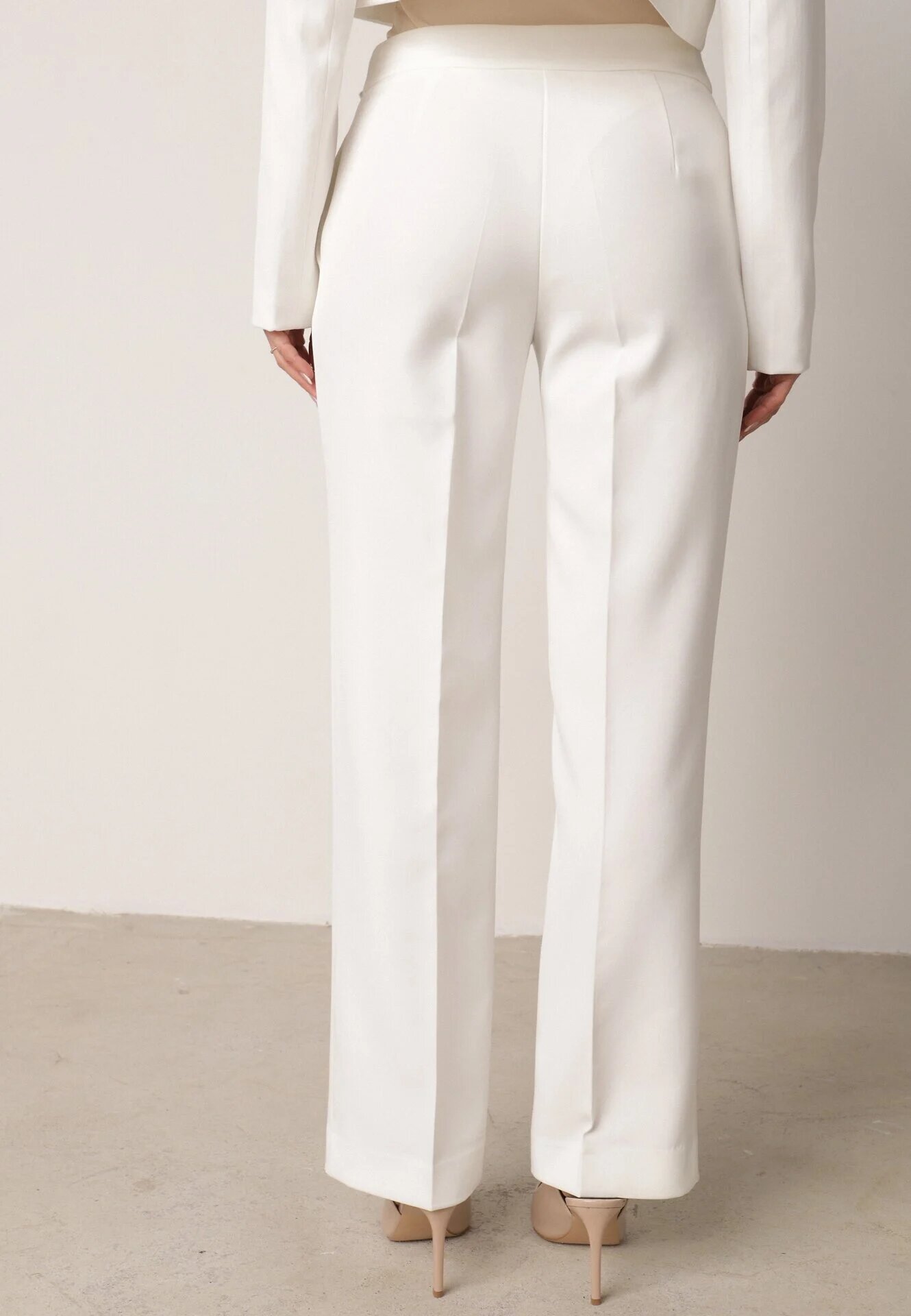 vices Pantaloni eleganți albi cu dungă cu curea încorporată și cataramă Azivore