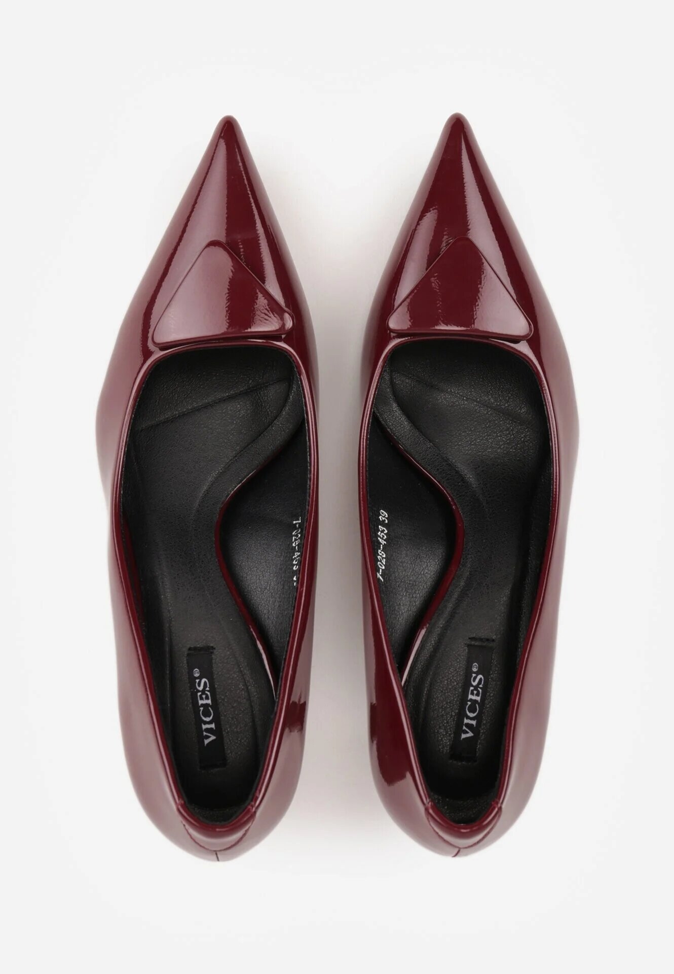 vices Pantofi stiletto bordeaux lăcuiți vârf tip rață cu aplicație triunghi Tromella