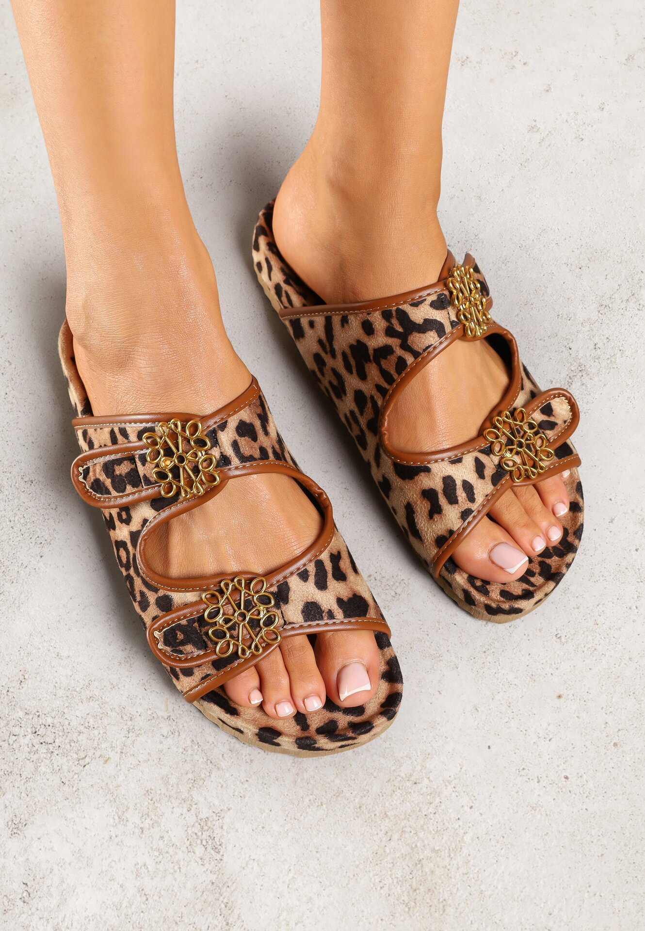 vices Papuci leopard cu decorațiune metalică și două barete Maithiana