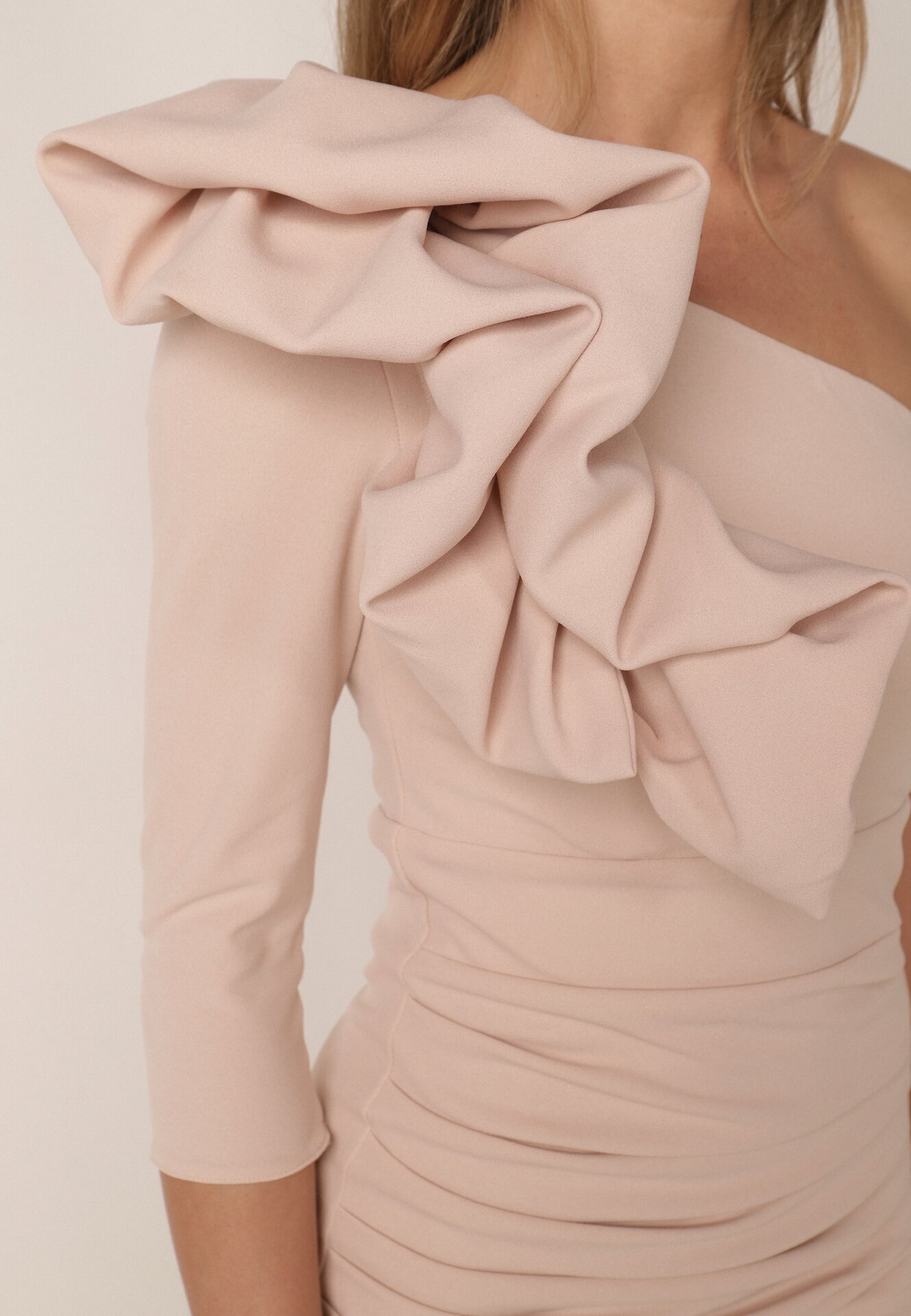 vices Rochie de seară asimetrică cu croială asortată și mânecă decorativă Canotis Bej